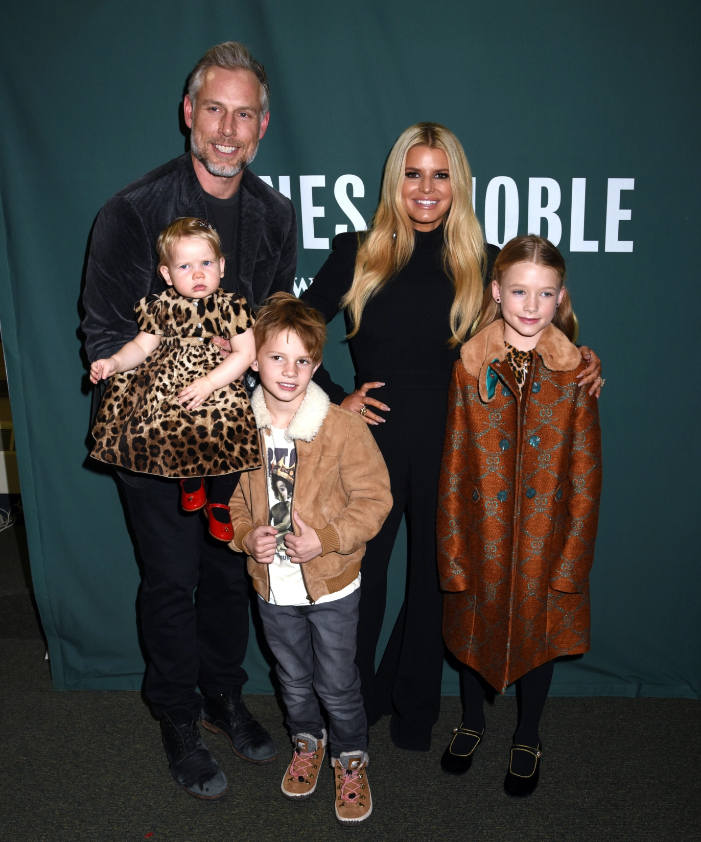 FAMILIE: Eric Johnson, Birdie Mae Johnson, Ace Knute Johnson, Jessica Simpson og Maxwell Drew Johnson deltar på Jessicas boksignering for hennes nye bok «Open Book» i 2020.
Foto: Photo Image Press / Splash News / NTB