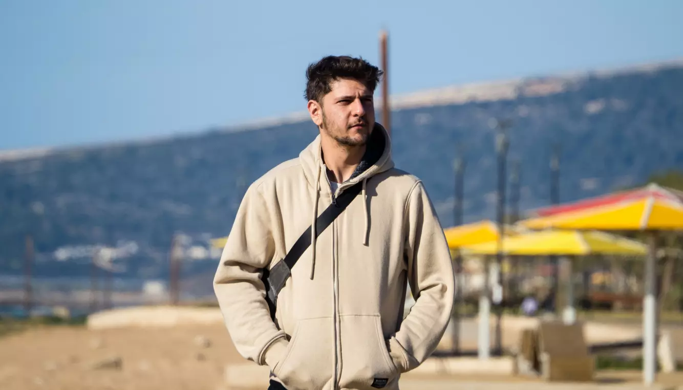 PÅ GRENSA: Brannmannen Yuval er mer redd for Hizbollahkrigere enn raketter. Bak ham er grensa til Libanon. Foto: Morten Risberg / Dagbladet