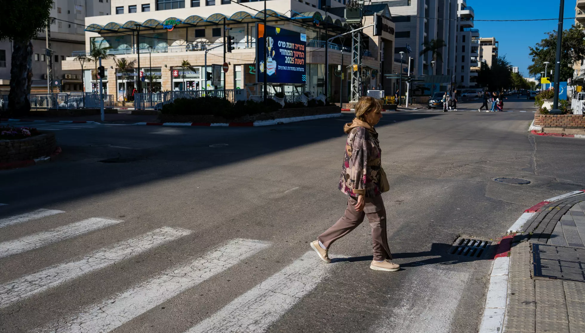 I RO: De få folkene i gatene i Nahariya tar situasjonen tilsynelatende med ro, selv om det her nettopp var en eksplosjon rett over byen. Foto: Morten Risberg / Dagbladet