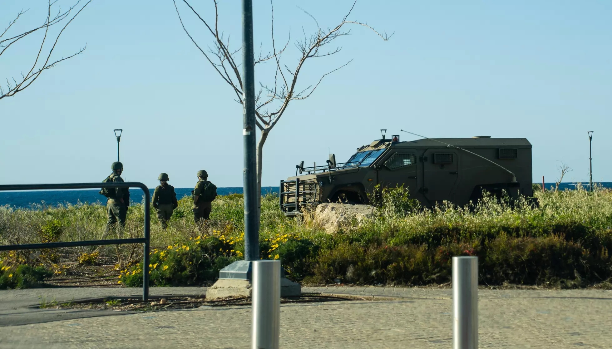 TUNGT BEVÆPNET: Det er stor tilstedeværelse av sikkerhetsstyrker i Nahariya. Foto: Morten Risberg / Dagbladet