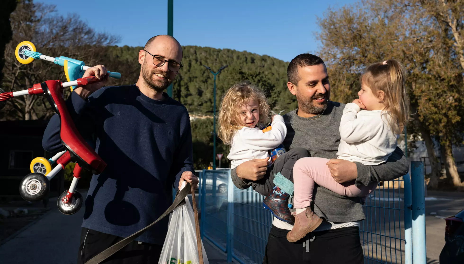REISTE TIL GRENSA: Familien fra Tel Aviv mener det er tryggere langs grensen til Libnaon enn i storbyen Tel Aviv. Foto: Morten Risberg / Dagbladet