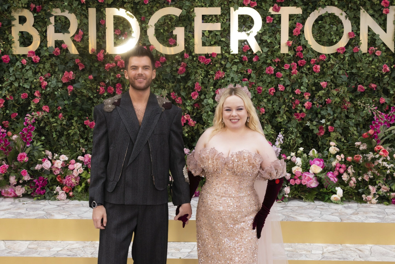 KJEMI: Luke Newton og Nicola Coughlan spiller forelskede i Bridgerton, men utenfor kameraene er de beste venner. Foto: NTB