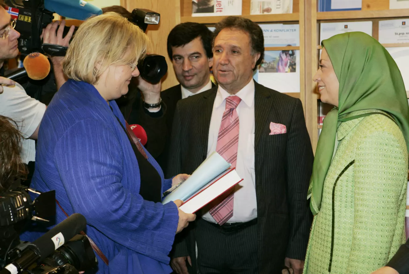 Maryam Rajavi i samtale med Erna Solberg.