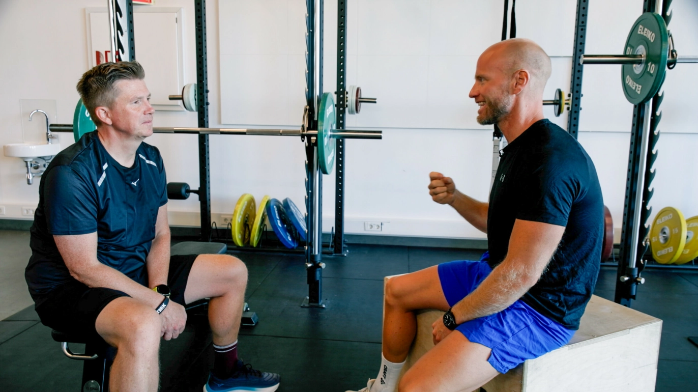 VEILEDNING: Kasper får veiledning til styrketreningen fra trener Martin Johnsrud Sundby. Foto: Warner Bros. Discovery