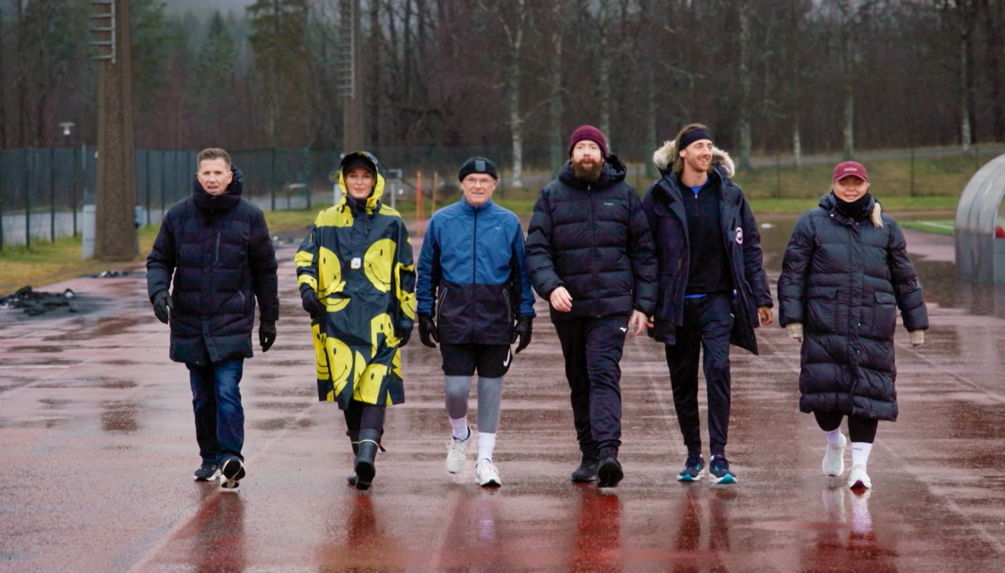 PÅ SIDELINJEN: Da gjengen møttes for å gjennomføre 3000 meter etter 16 uker, måtte Kasper nøye seg med å heie på de andre. Foto: Warner Bros. Discovery