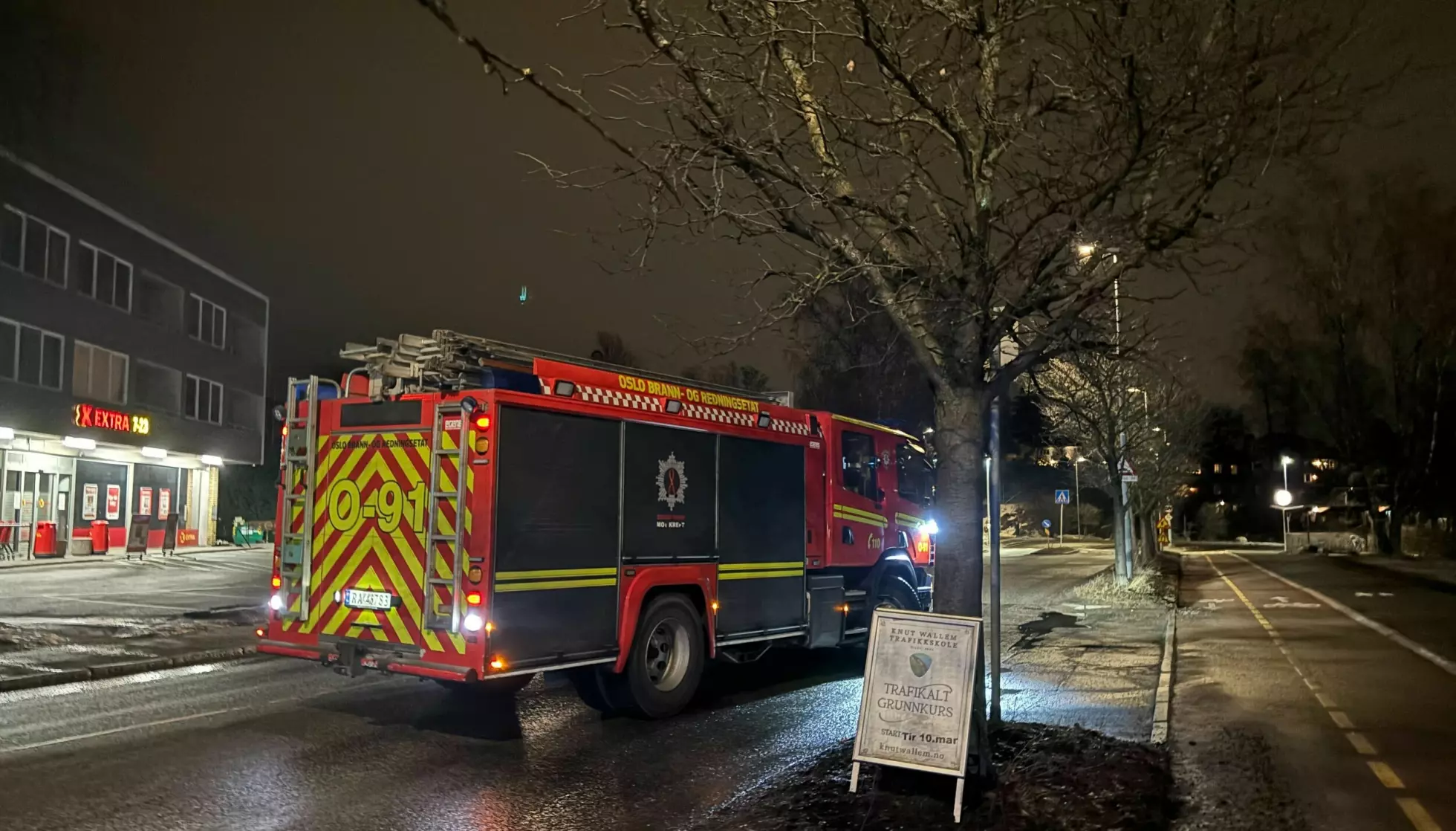 BRANNBILER: Tre brannbiler har dratt fra stedet, men mange politibiler er der. Foto: Martine Aurdal