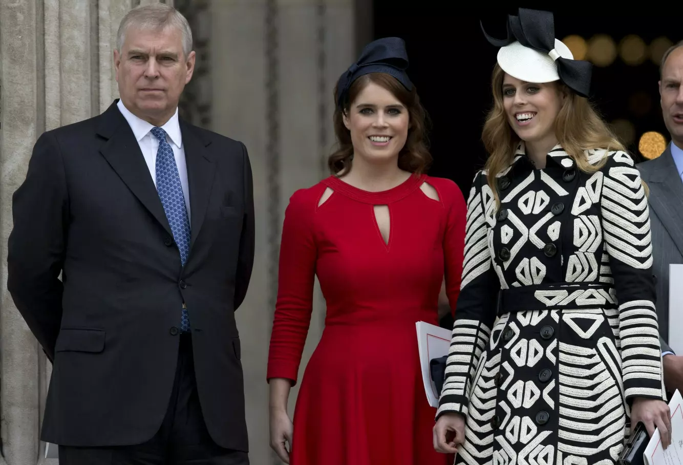 FAMILIE: Eks-prins Andrew her sammen med døtrene prinsesse Eugenie (t.v) og prinsesse Beatrice av York her avbildet i juni 2016. Foto: Justin Tallis / AFP / NTB