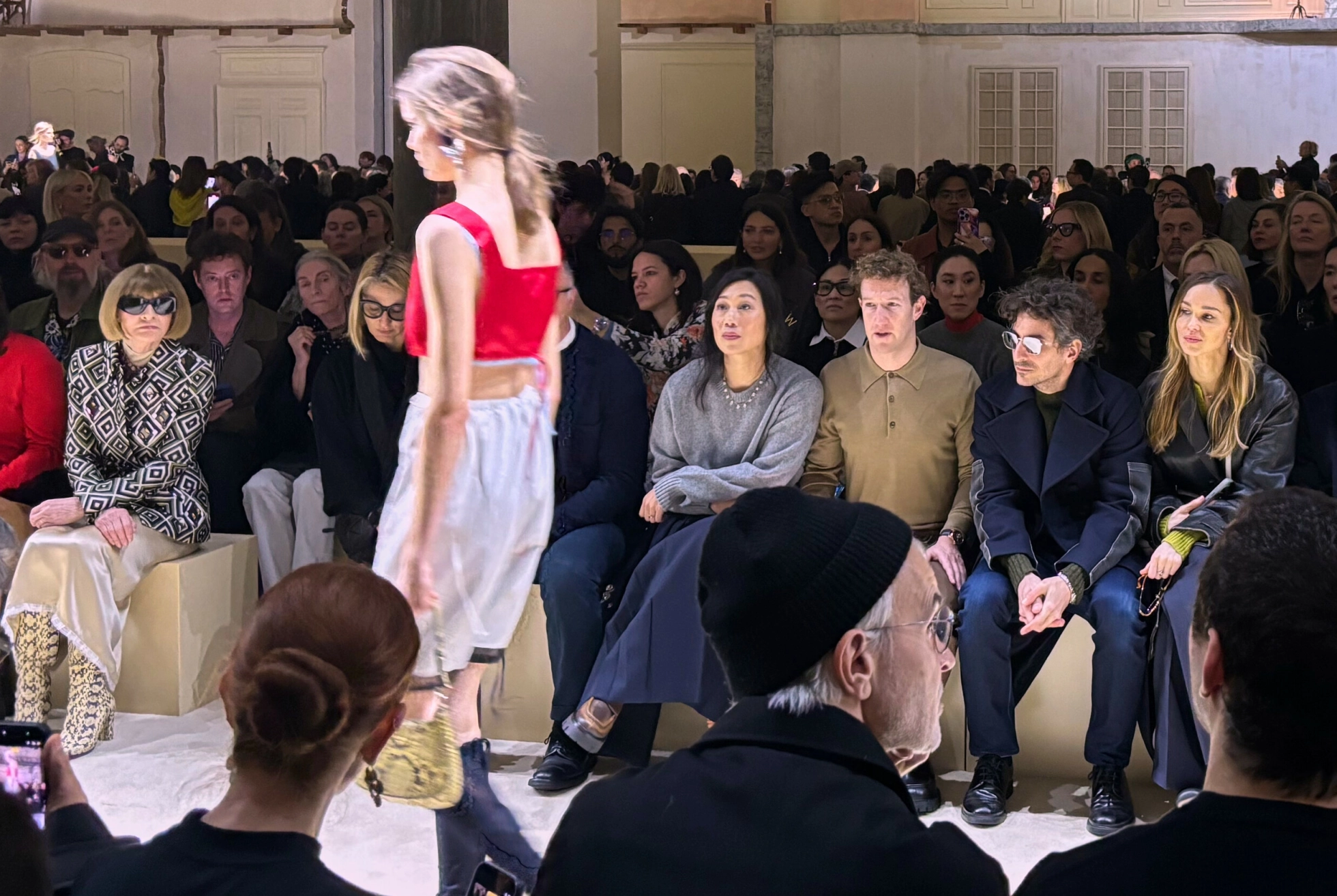 I GODT SELSKAP: Vogue-sjef Anna Wintour sitter bare plasser fra Meta-sjefen. Foto: NTB.
