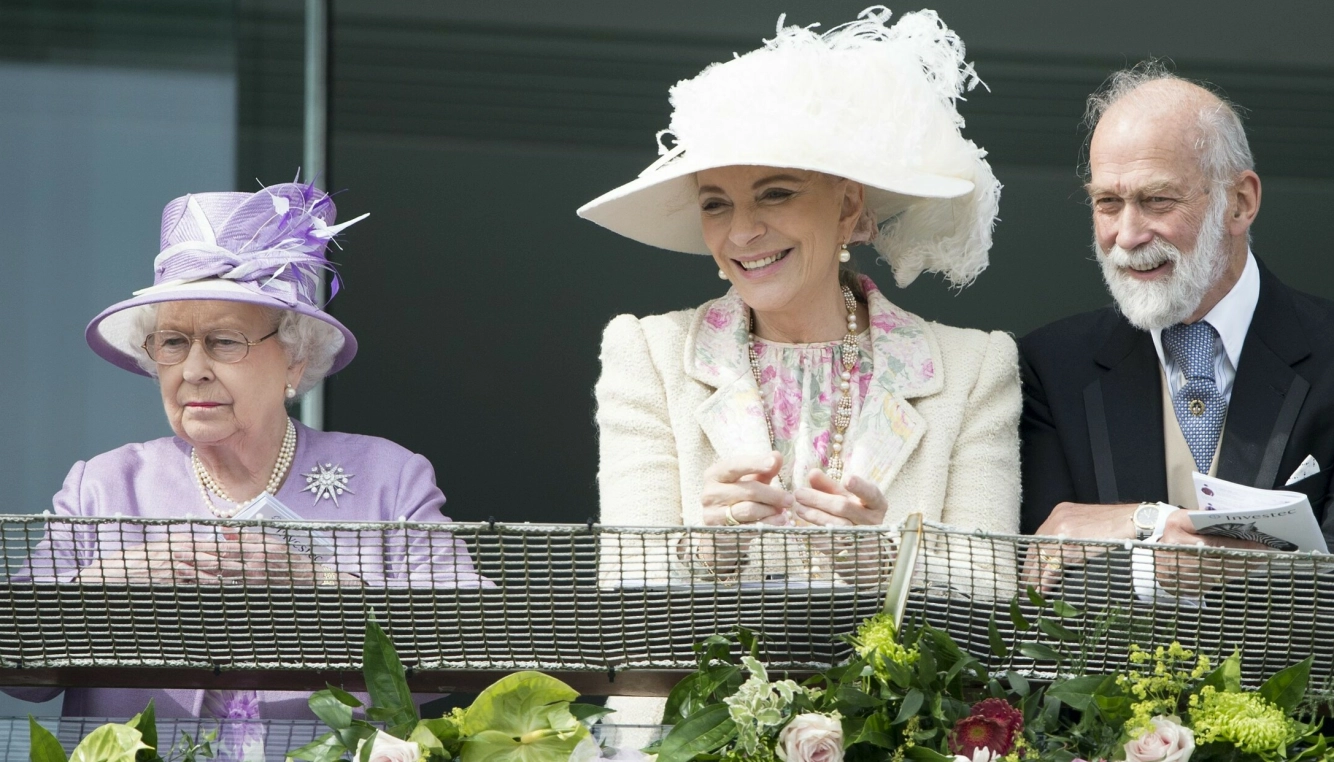 FELLES LIDENSKAP: Prinsesse Michael elsker hesteveddeløp. Her sammen med dronning Elizabeth og ektemannen prins Michael av Kent på Derby Festival i Surrey. Foto: NTB