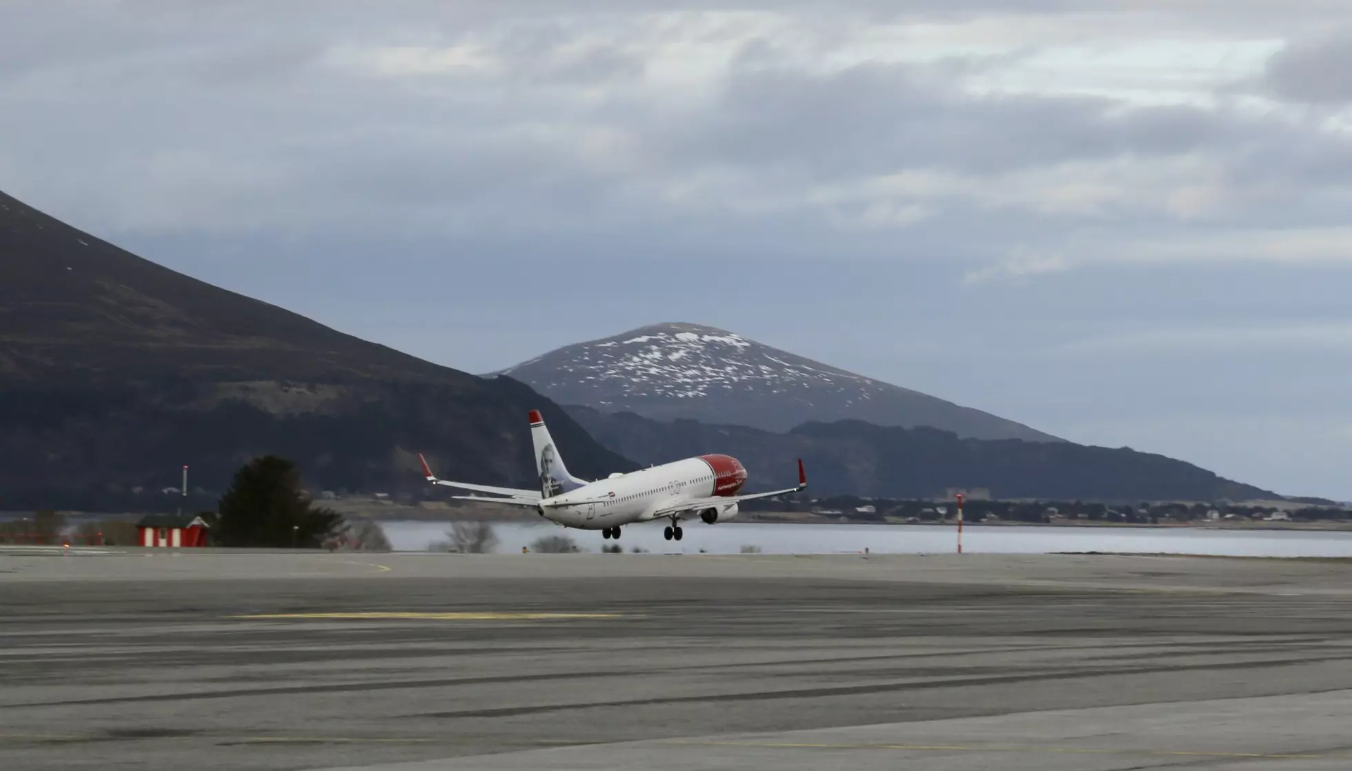 KAN VÆRE SMART: Norwegian har sikret seg drivstoff som kan være billigere enn markedsprisene akkurat nå. Foto: Odd Roar Lange