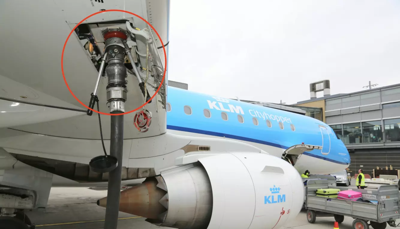 DETTE ER ÅRSAKEN: Når prisen på flybensin stiger vil kostnadene flyttes over på de reisende. Foto: Odd Roar Lange