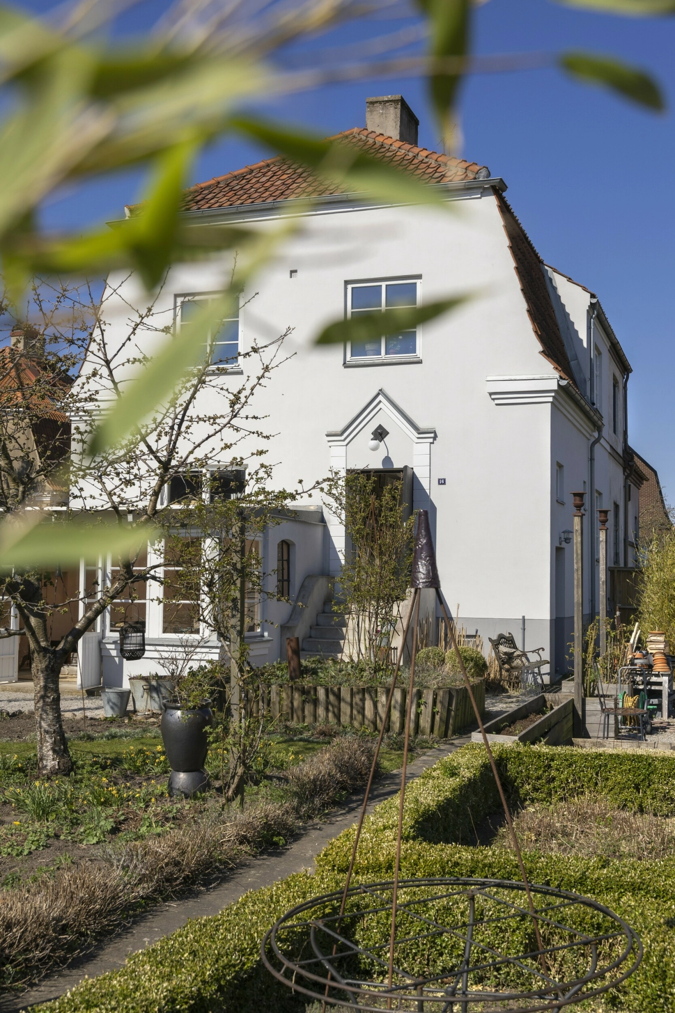 Huset ble bygget for ganske nøyaktig hundre år siden, og har
en stor hage rundt. FOTO: Pernilla Wästberg