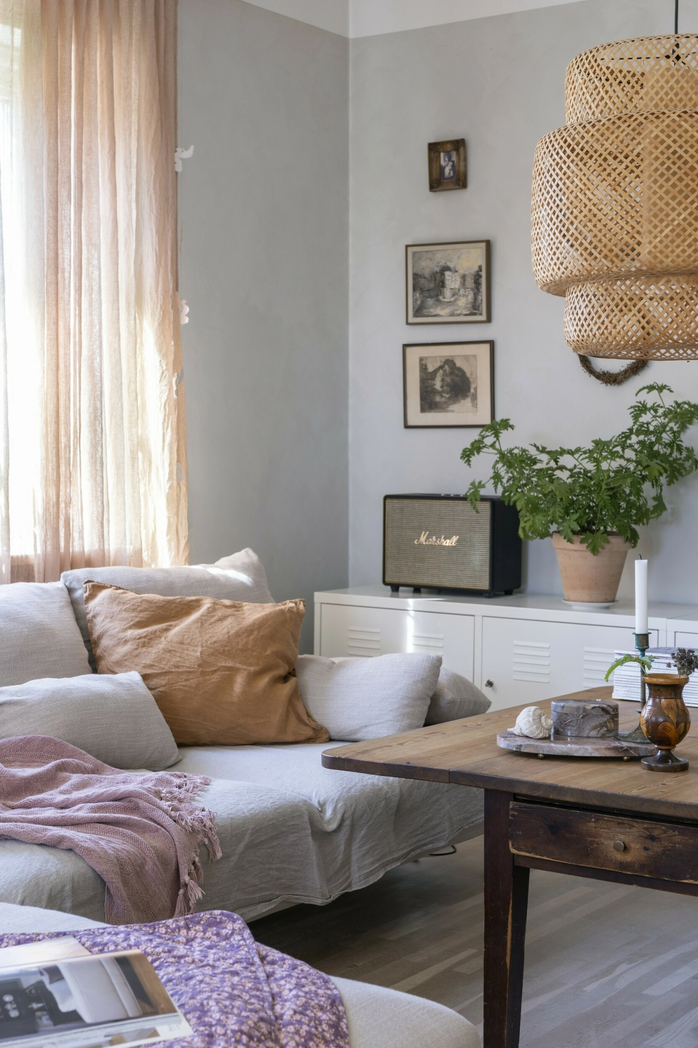 Lys grå vegger med et hint av
varme rammer inn stuen. Sofabordet, kjøpt på loppemarked,
var tidligere et spisebord. Beina
ble saget av for å få riktig høyde. FOTO: Pernilla Wästberg