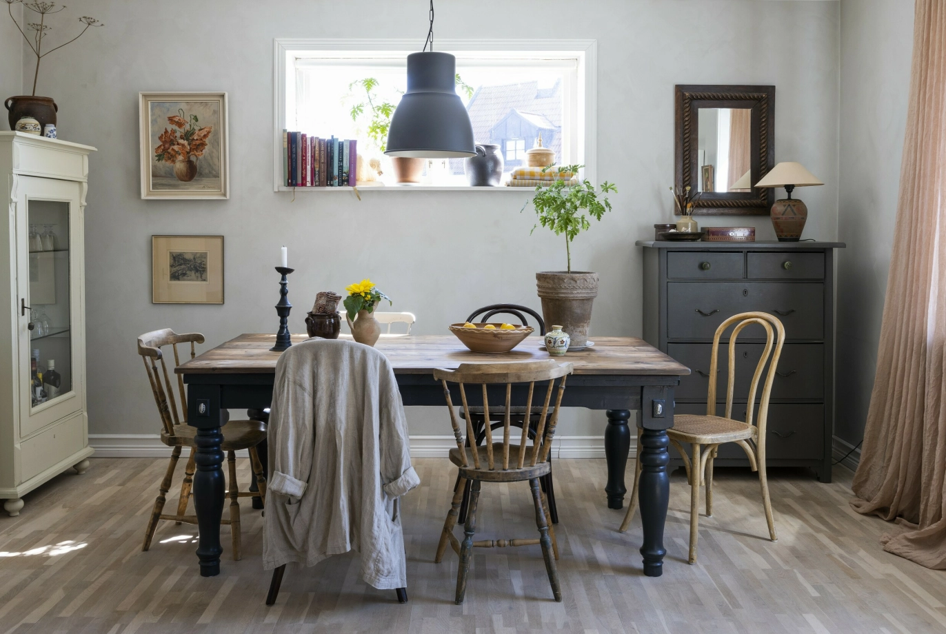 Det rustikke bordet i spisestuen har
sin egen historie. Understellet og
beina stammer fra et bord Andrea
og Petter kjøpte brukt på nettet før
de flyttet hit. Bordplaten består av
furubord som er beiset for å få en
tone som minner om drivved. FOTO: Pernilla Wästberg