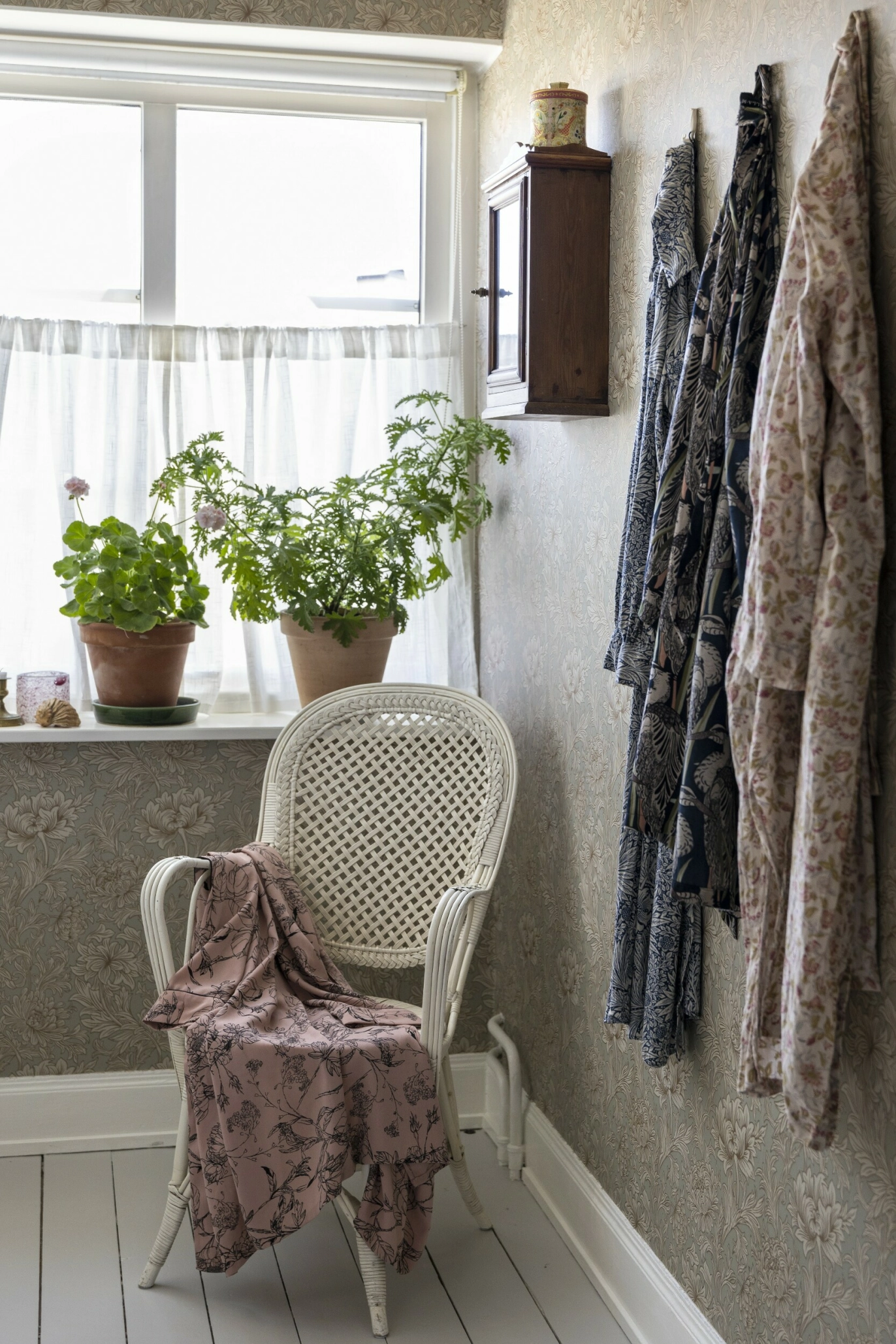 Tapetet «Chrysanthemum Toile»
fra William Morris kler den lille
gangen i andre etasje. Kurvstolen
er et funn fra et loppemarked. FOTO: Pernilla Wästberg