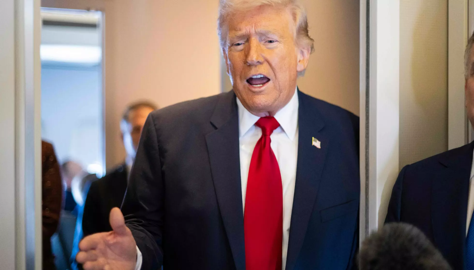 NYE UTTALELSER: Donald Trump ombord presidentflyet Air Force One lørdag. Foto: ROBERTO SCHMIDT / GETTY IMAGES NORTH AMERICA / Getty Images via AFP)