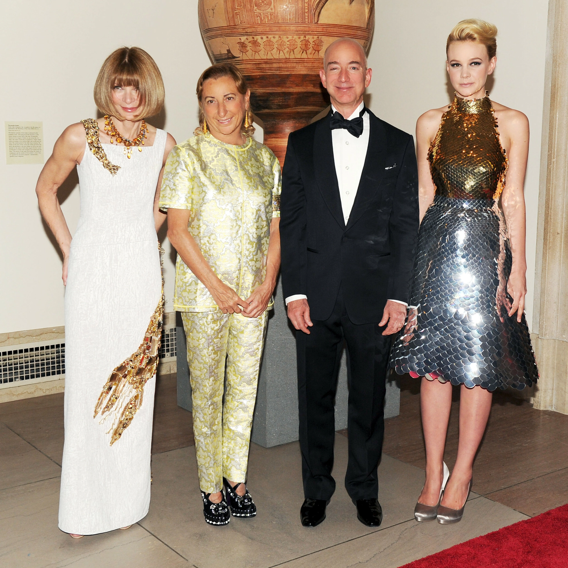GODE VENNER: Vogue-sjef Anna Wintour (t.v.) sammen med moteskaper Miuccia Prada, Jeff Bezos og Carey Mulligan under Met-gallaen i 20212. Foto: NTB.
