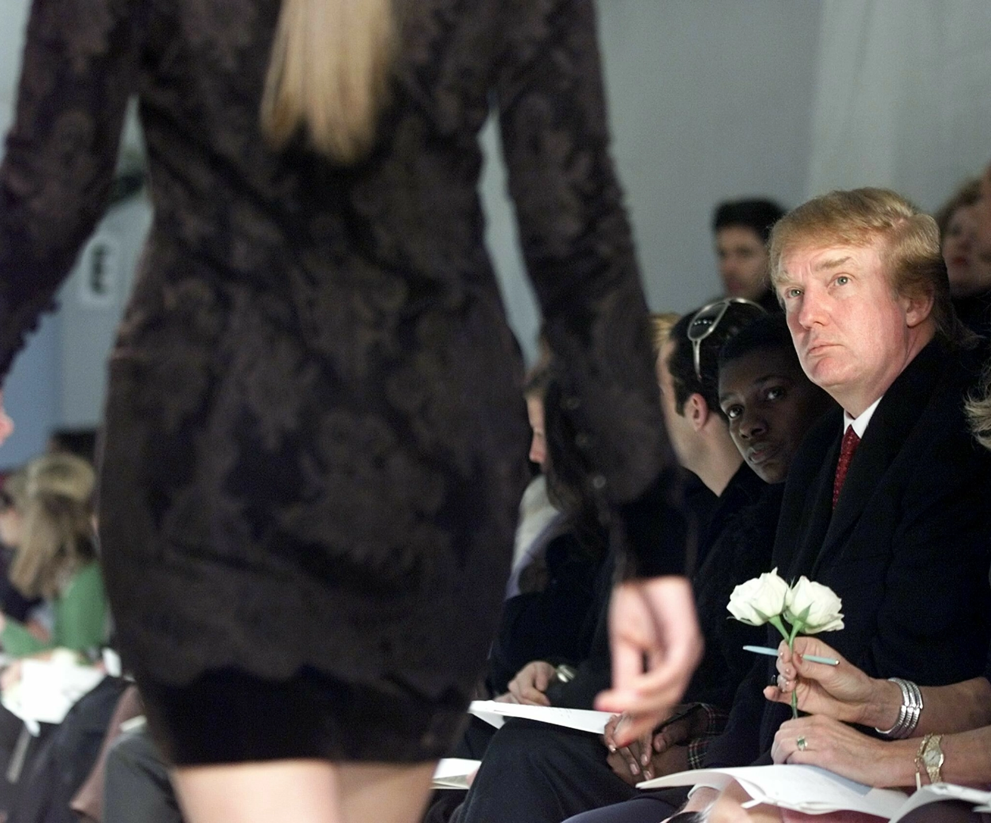 PÅ MOTEVISNING: Det er ikke første gang de superrike sitter front row. Her er Donald Trump i 1999. Foto: NTB.