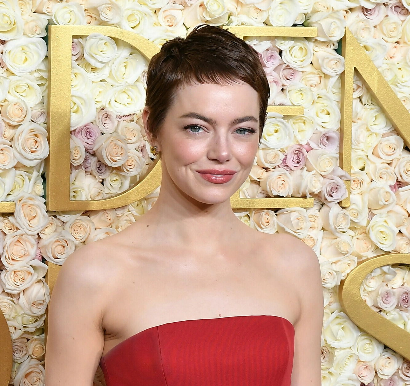 Emma Stone viste frem sin nye pixie-klipp under Golden Globe i fjor. Foto: NTB.