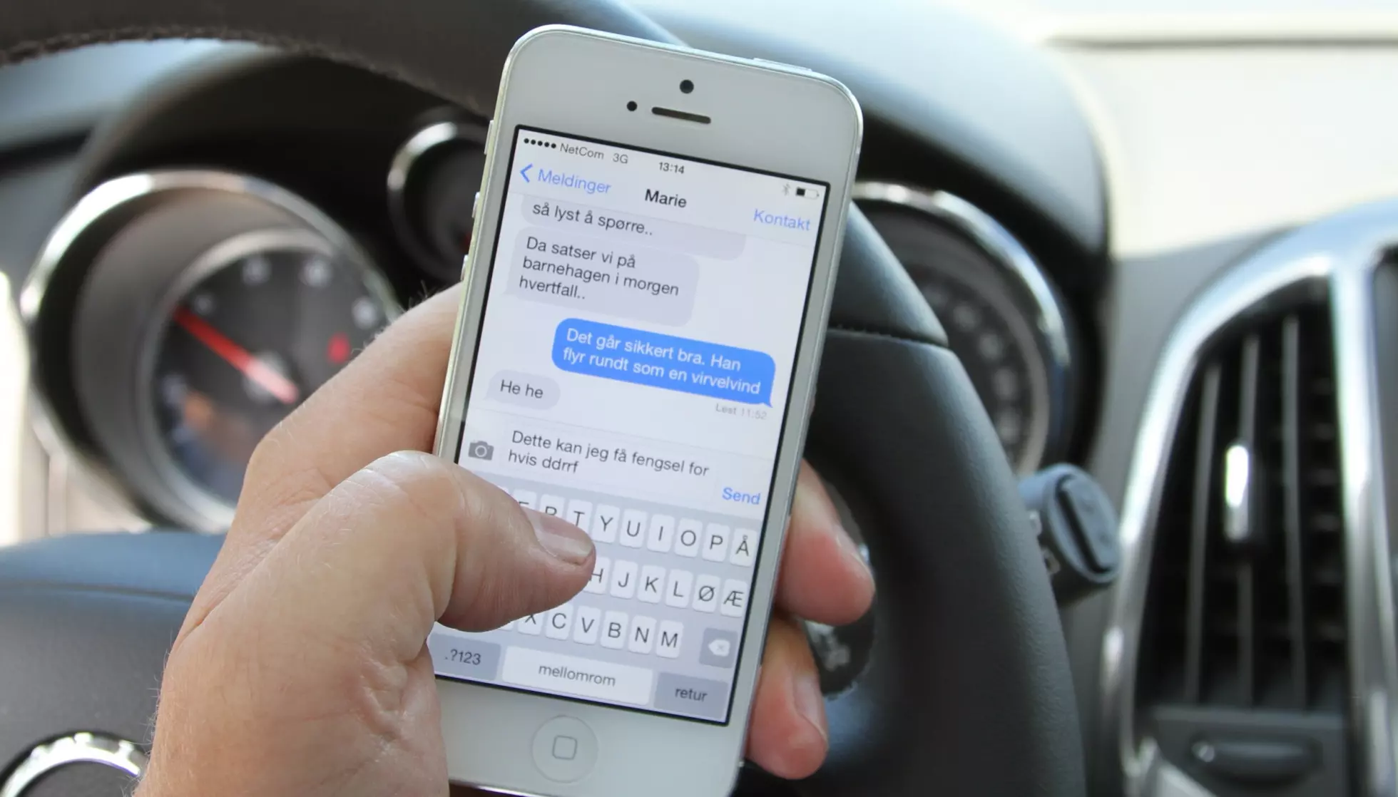 NESTEN GRATIS: Boten for å bli tatt for bruk av mobiltelefon bak rattet, er 1500 kroner i Sverige. I Norge må du ut med 10 750 kroner. Foto: Rune Korsvoll