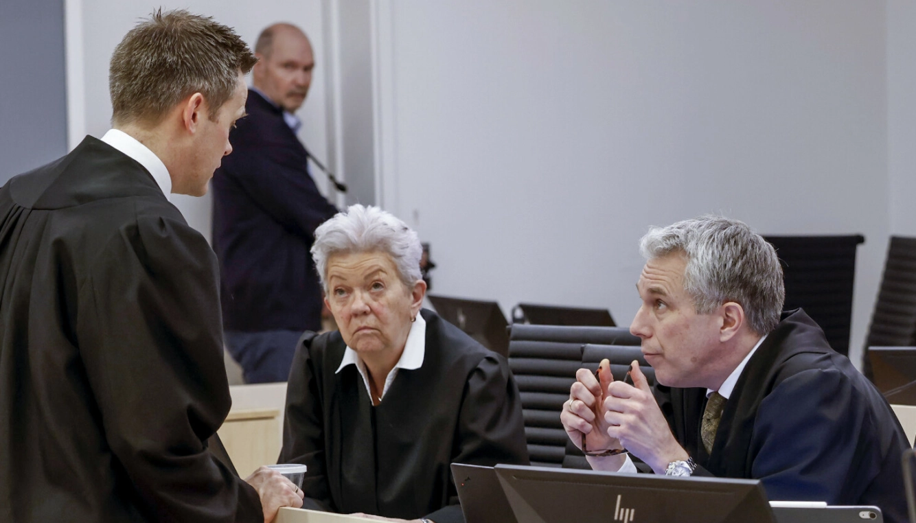 I RETTEN: Høibys forsvarer Ellen Holager Andenæs og Petar Sekulic i prat med aktor Sturla Henriksbø. Foto: Nina Hansen/Dagbladet