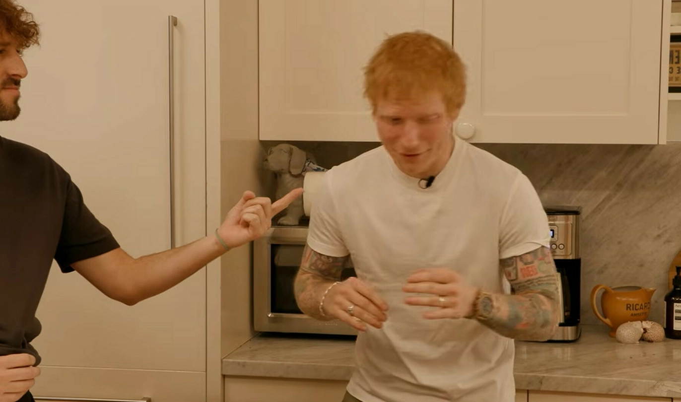EKKELT: Sheeran hoster og kremter etter at han lukter på «navle-fingeren» til komiker Lil Dicky. Foto: Skjermdump fra Youtube.