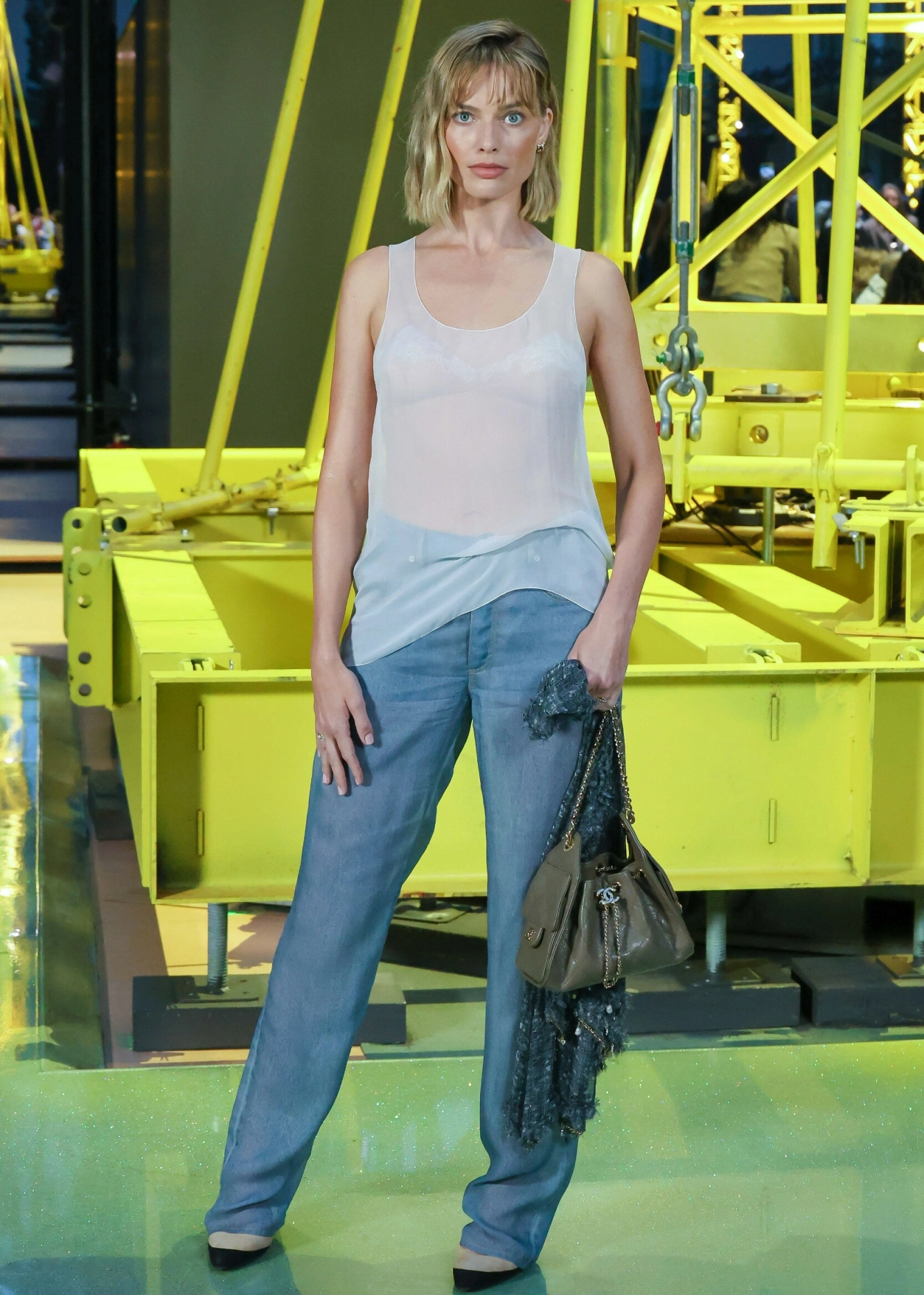 Margot Robbie under Chanels visning på Paris Fashion Week . Foto: NTB
