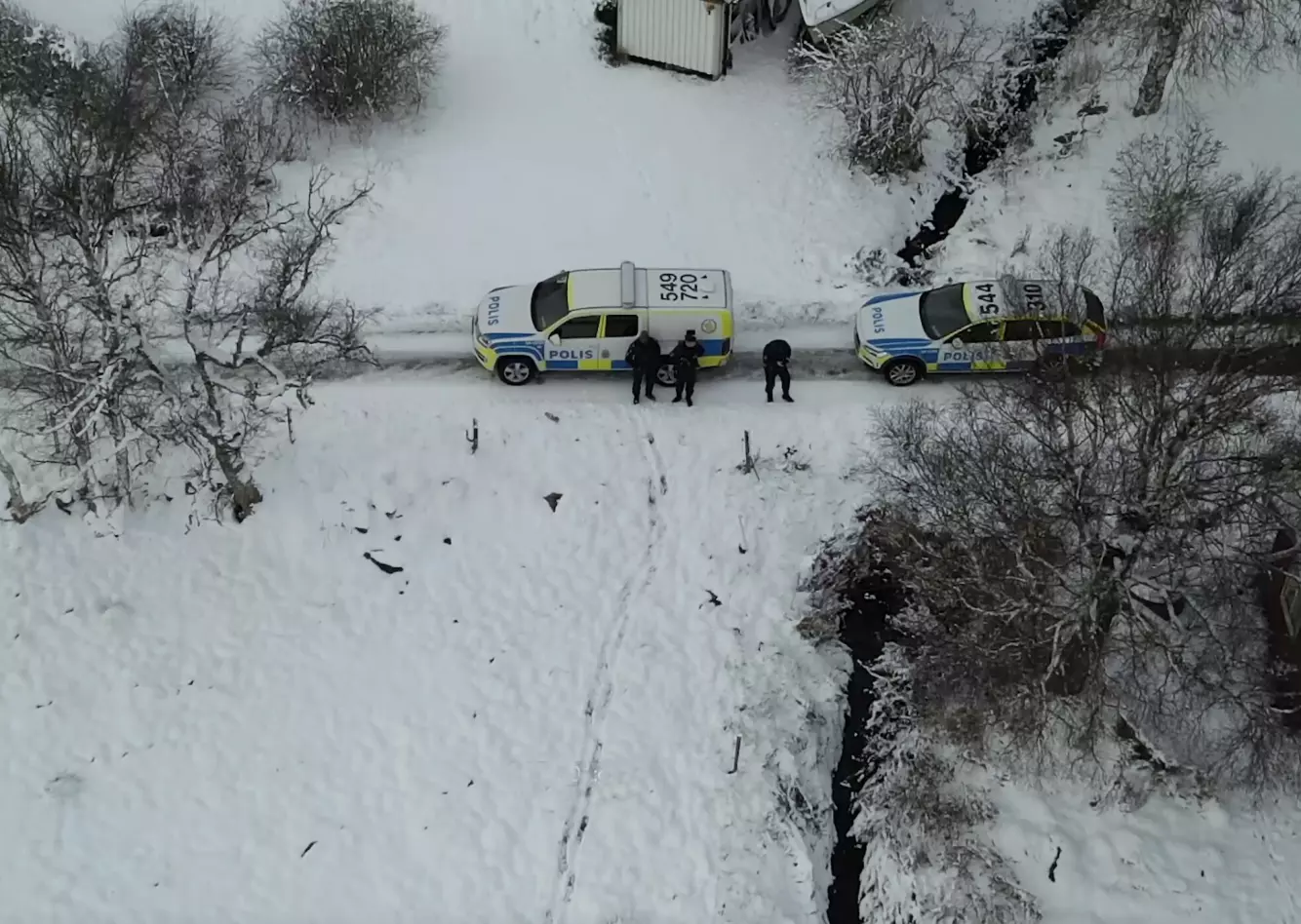 RYKKET UT: Politiet rykket ut til der Lina ble funnet død. Illustrasjon hentet fra serien. Foto: NRK