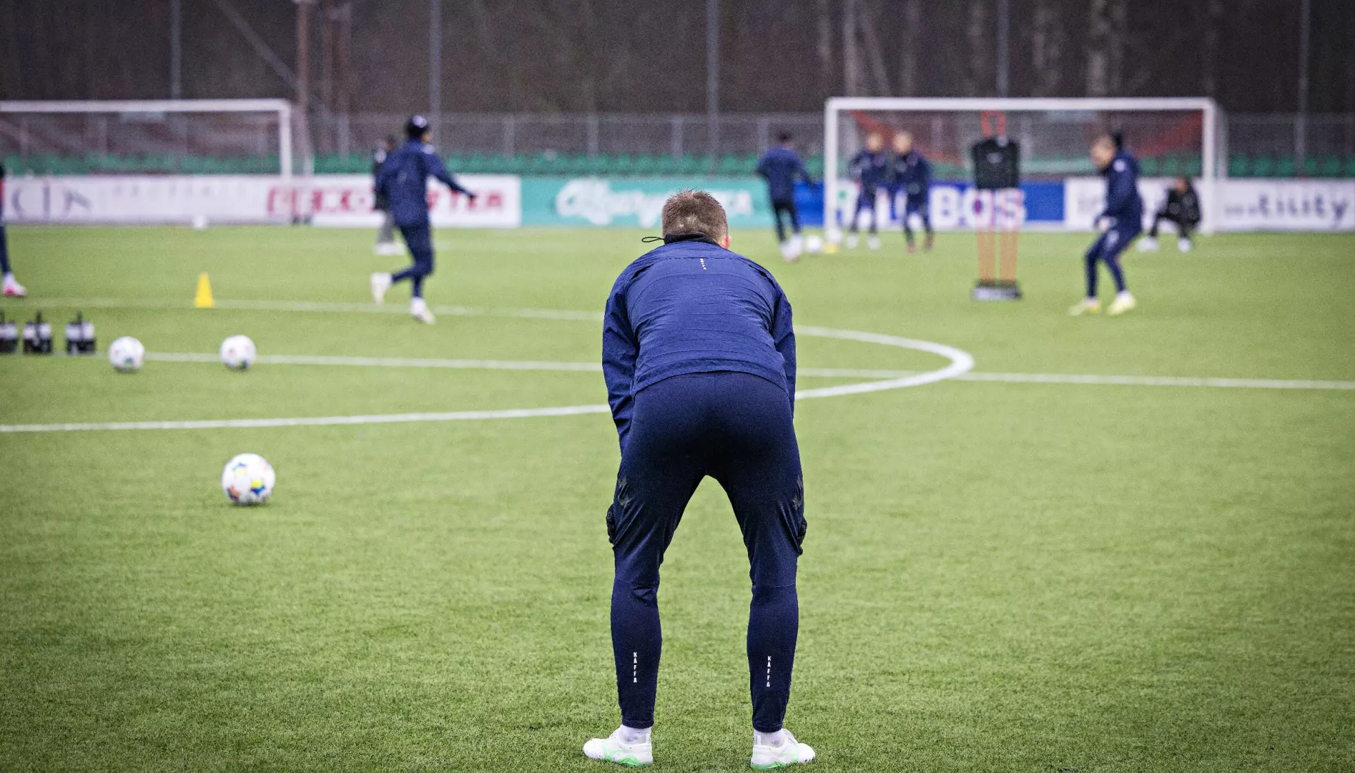 FØLGER MED: Brage Skaret på den ene halvdelen på KFUM Arena, mens han ser ut mot lagkameratene som er i vanlig trening på motsatt halvdel onsdag formiddag. Foto: Jørn H. Moen / Dagbladet