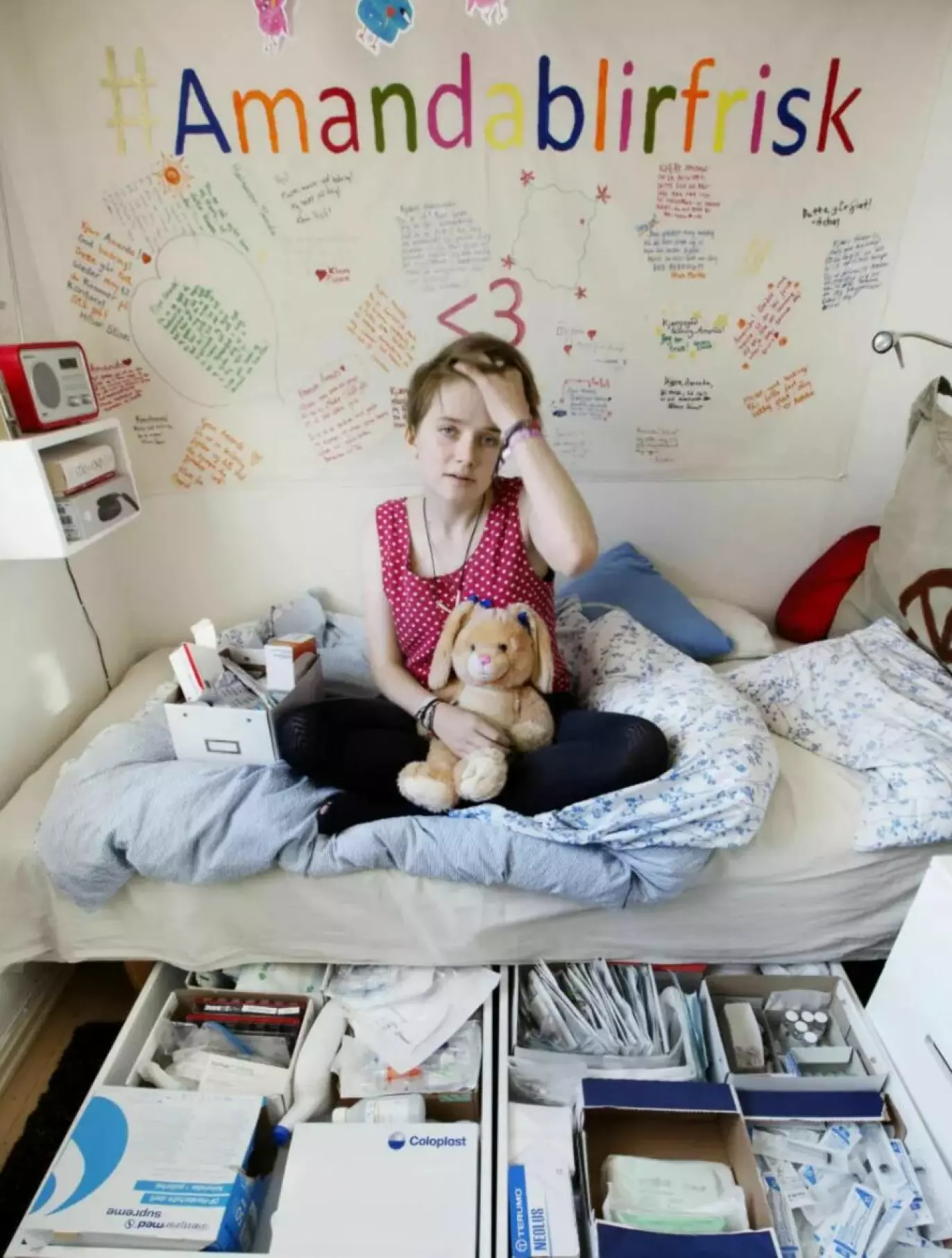 KJÆRLIGHET: Amanda foran «Amanda blir frisk»-veggen sin i Dagbladet Magasinet-reportasjen i 2014. På veggen hadde vennene skrevet gode og støttende ord til henne. Foto: Foto: Privat