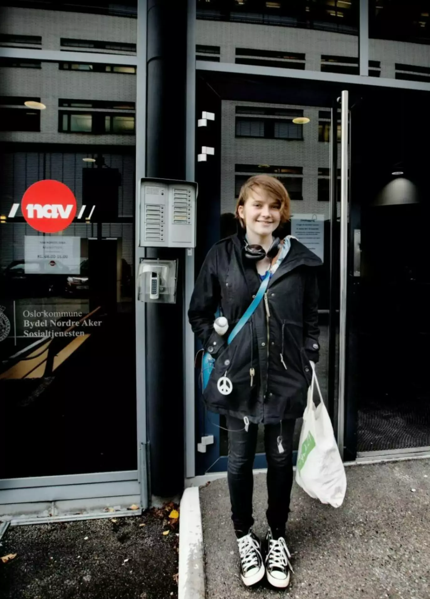 SMILTE: Amanda foran Nav etter å ha fått innvilget søknaden om stønad. Det gjorde den økonomiske situasjonen enklere for familien. Foto: Nina Ruud
