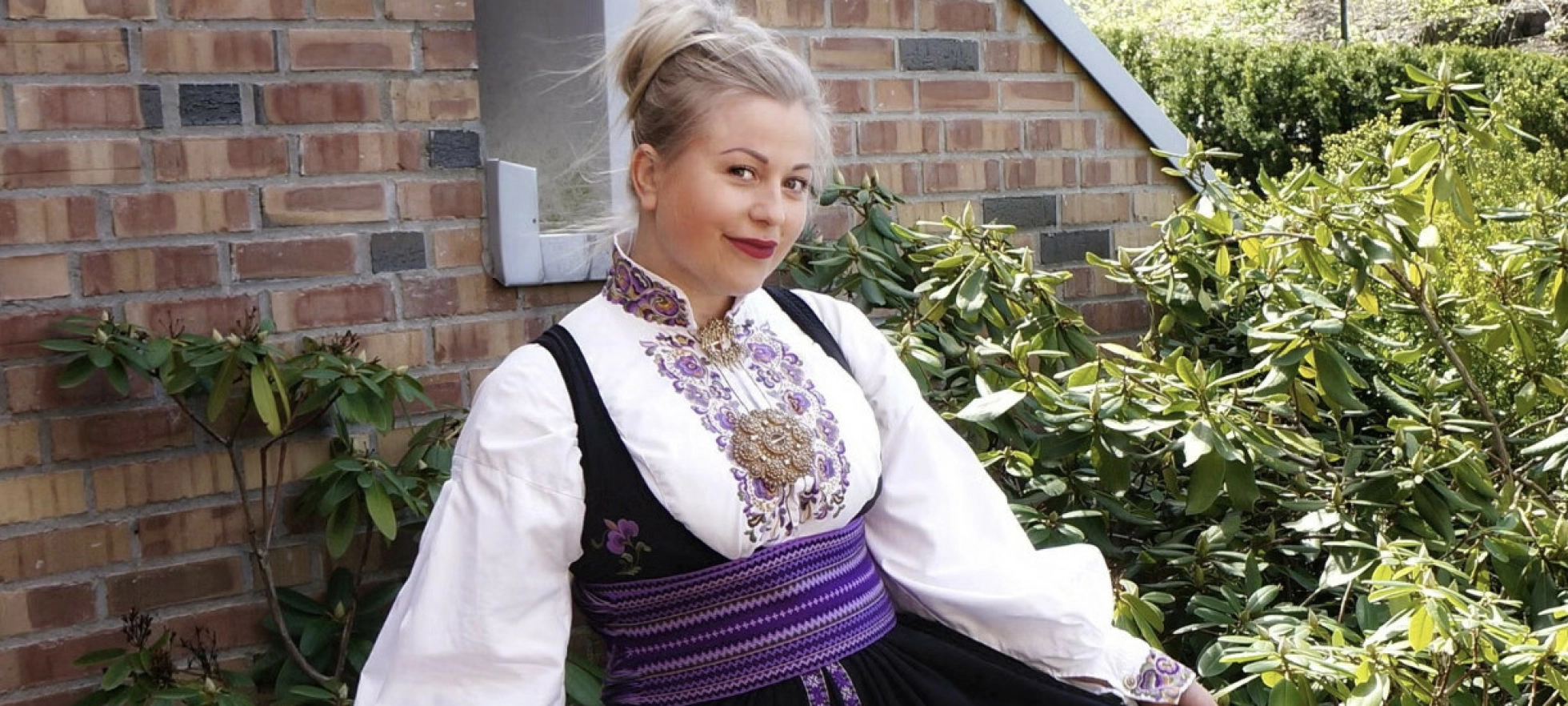 Slik tjener Anita titusener på bunaden sin