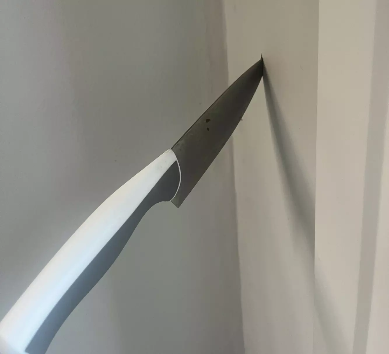 KNIVEN I VEGGEN: Her står kniven i veggen i leiligheten etter krangelen mellom dem 4. august 2024. Foto: Politiet