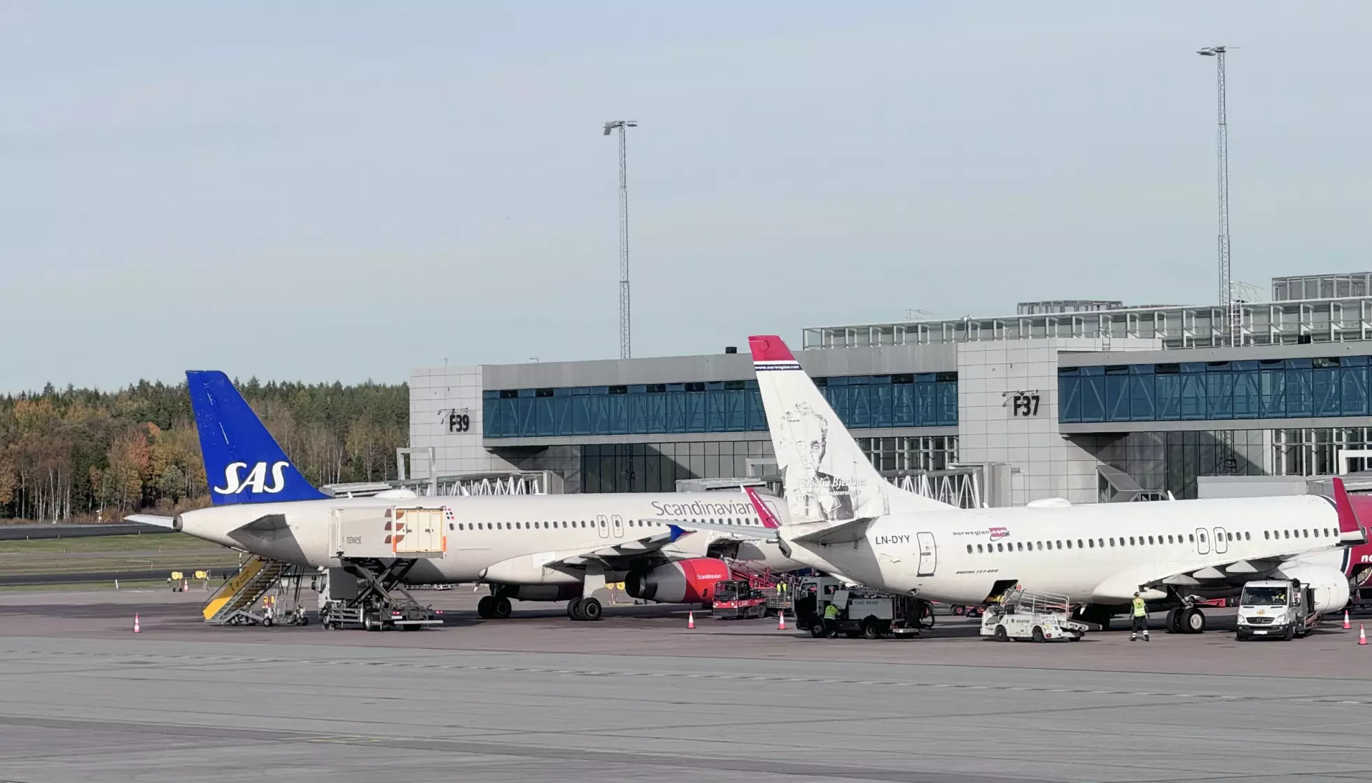REKORDHØYE PRISER: Aldri før har det kostet mer å fly fra Norge til Europa, og flere fly i Norge troner på toppen av prisstatistikken. Foto: Odd Roar Lange