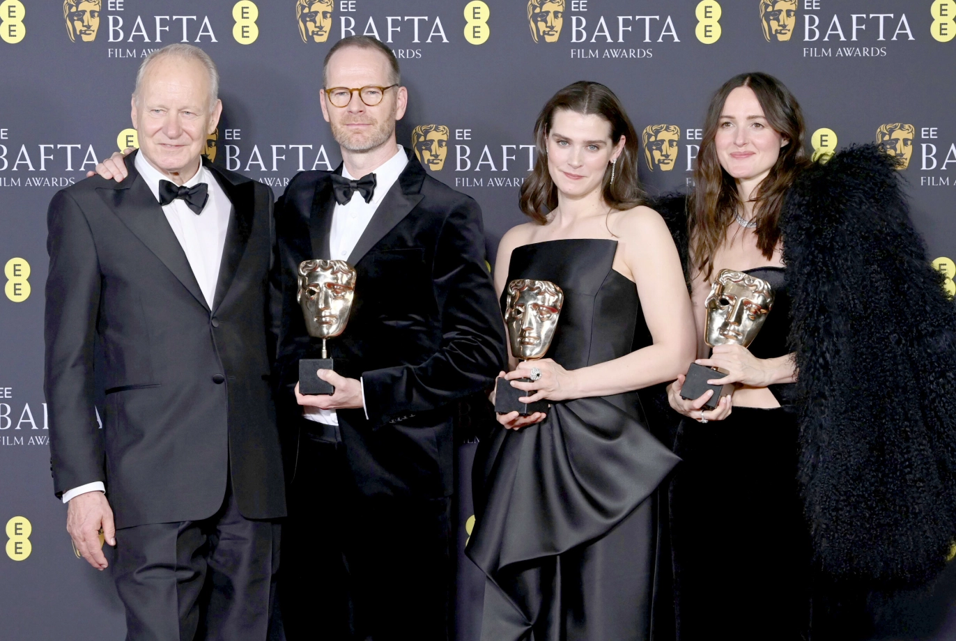 I VERDENS SØKELYS: Sammen med Stellan Skarsgård og Joachim Trier poserte Inga Ibsdotter Lilleaas og Renate Reinsve smilende under BAFTA-utdelingen i London. Foto: NTB