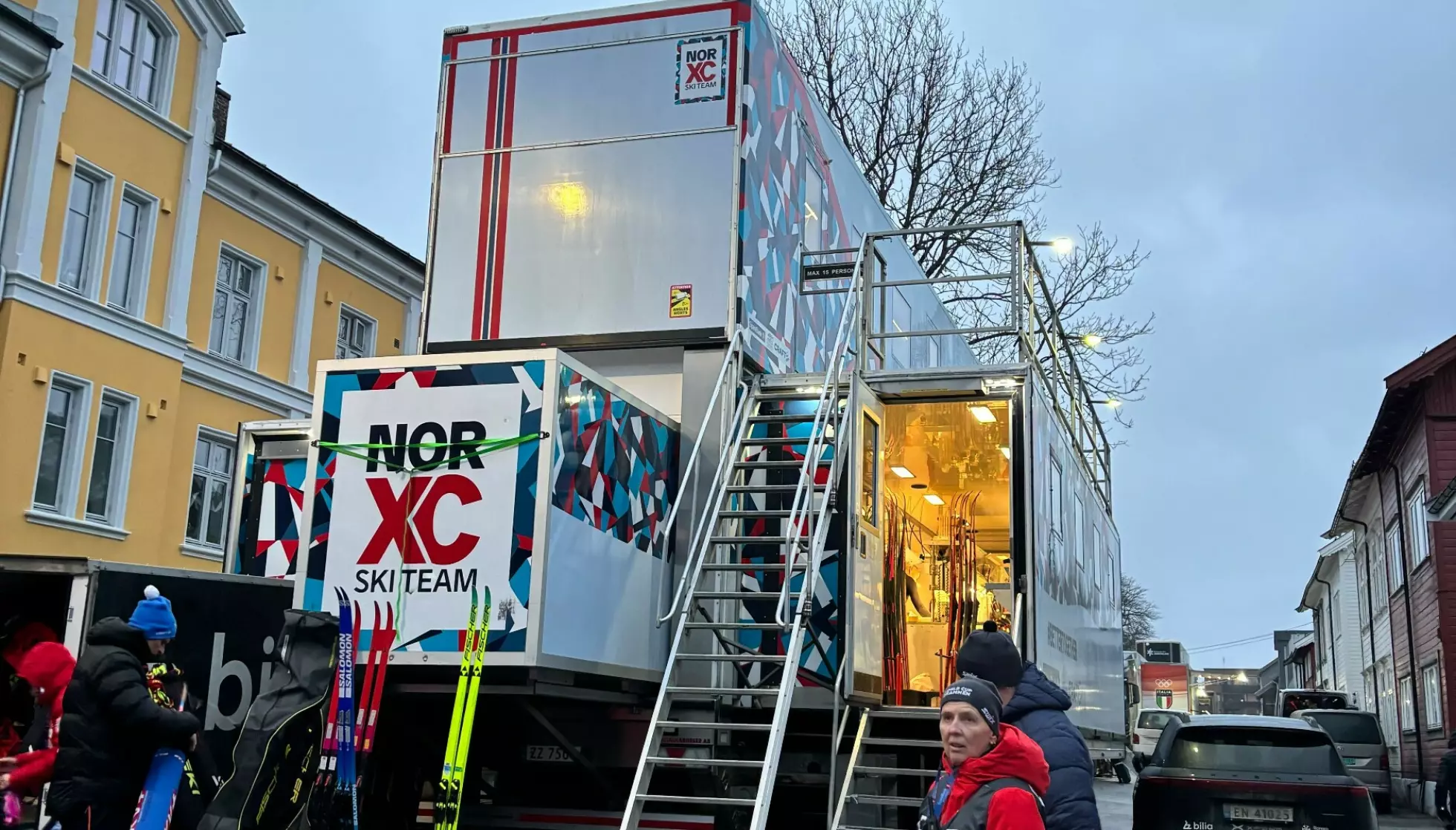 ETTER FALLET: Klæbo ble fraktet til smørertraileren etter fallet. Foto: Fredrik Schjesvold / Dagbladet