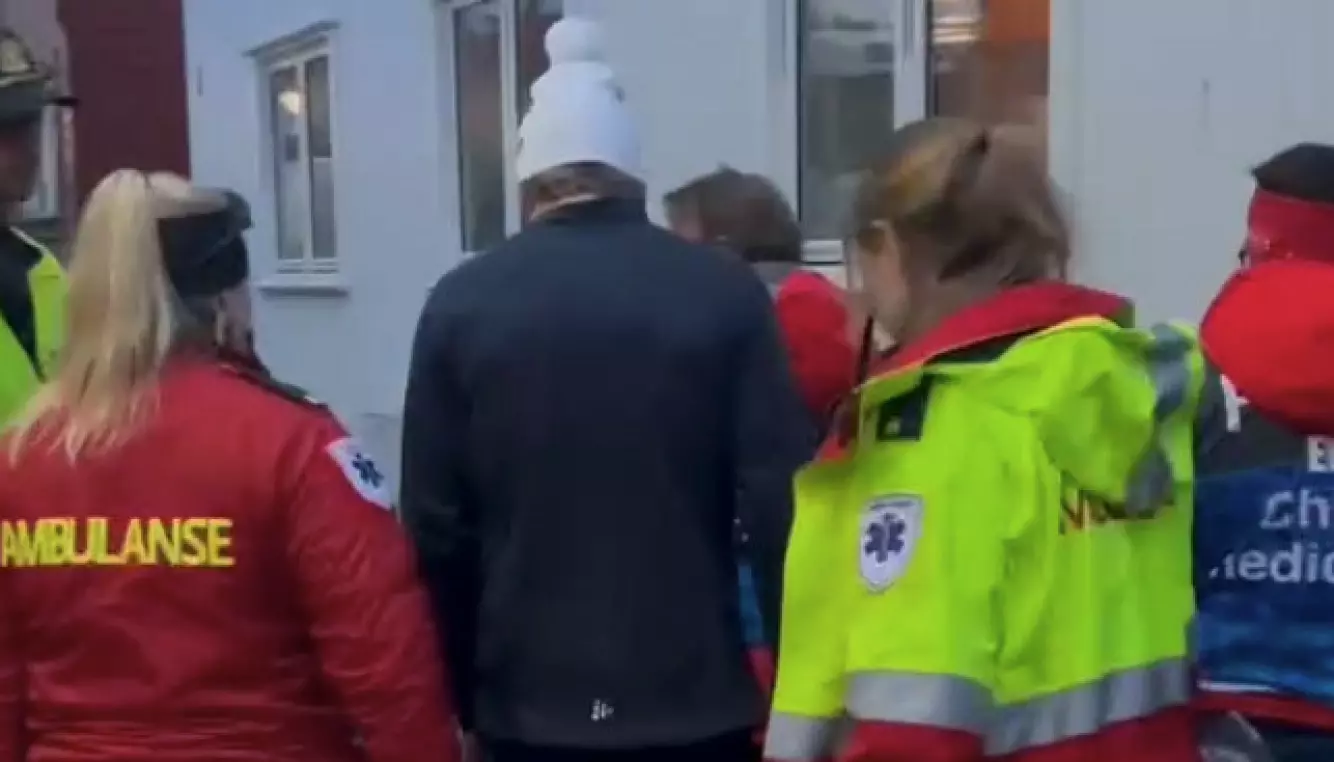 FRAKTET BORT: Johannes Høstflot Klæbo ble fraktet ut av området med helsepersonell ved sin side. Foto: Fredrik Schjesvold / Dagbladet
