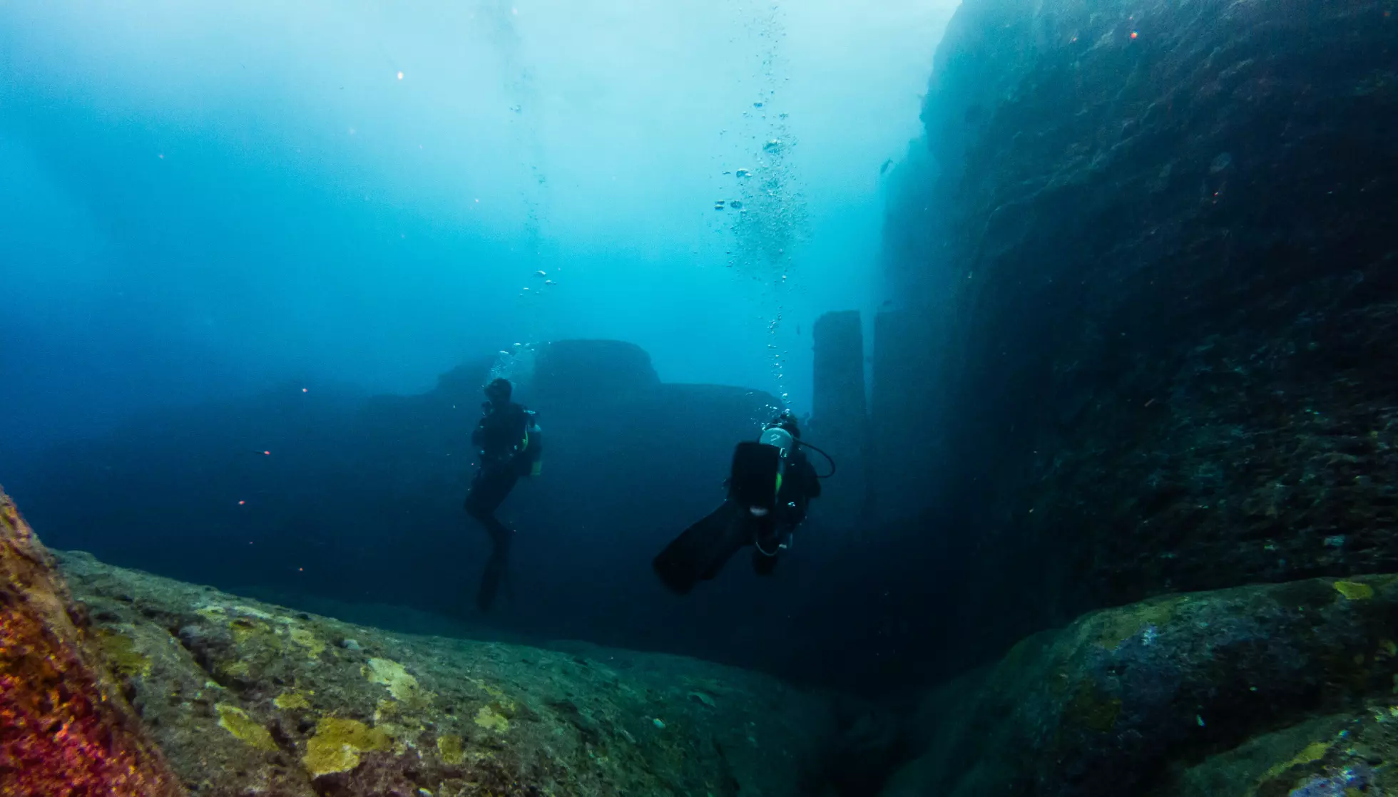 FORSKERSTRID: Yonaguni-monumentet reiser seg fra bunnen som et steinmassiv med rette vinkler og skarpe kanter. Noen ser en by, andre bare berg. Foto: Vincent Lou/Wikimedia/CC BY 2.O