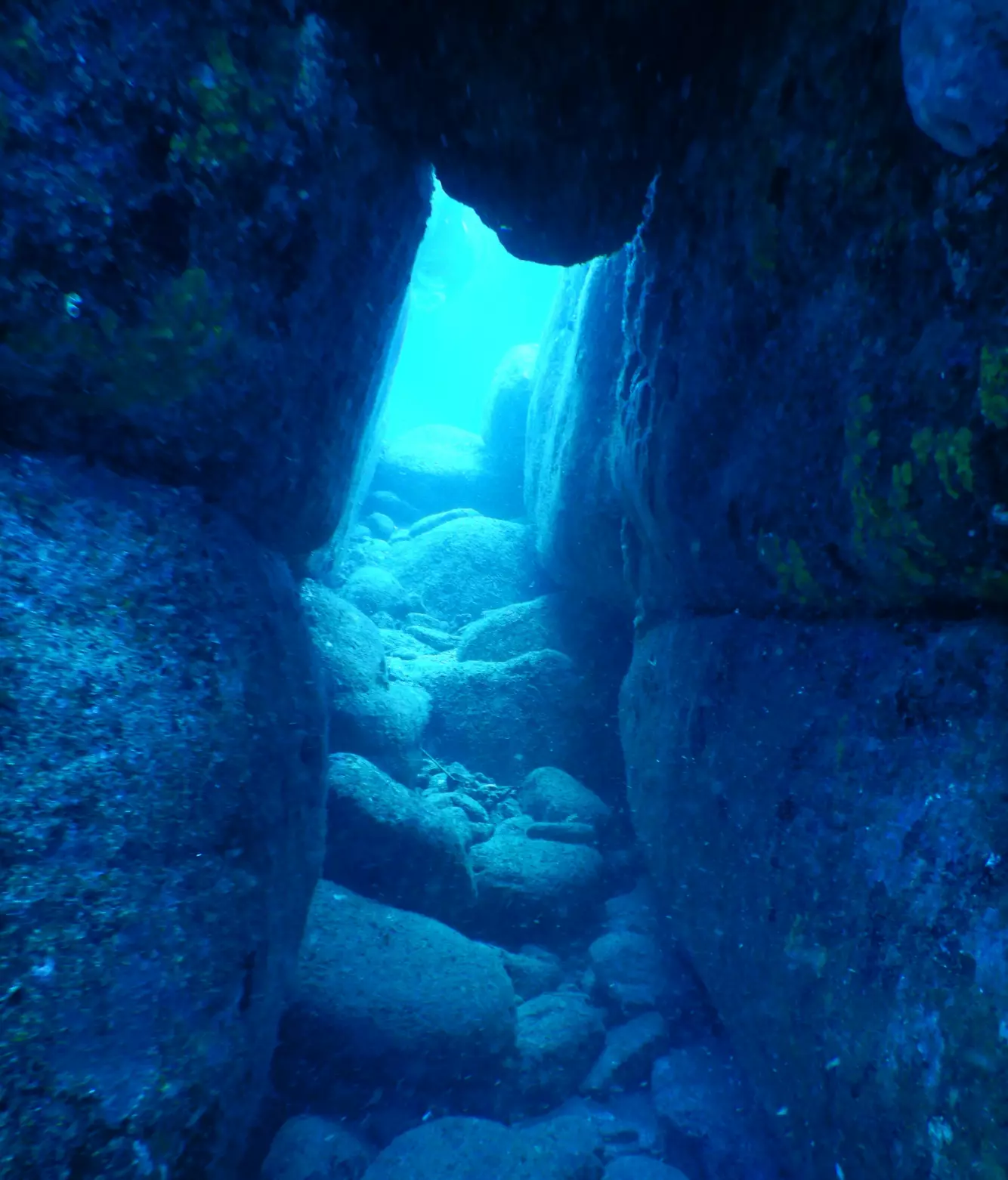 UNDERSJØISK BUE: Et dykk ved Yonaguni-monumentet starter gjerne med å passere gjennom denne naturlige bua som fører direkte til formasjonen kjent som «Tvillingmonolittene». Foto: Melkov/Wikimedia/CCO