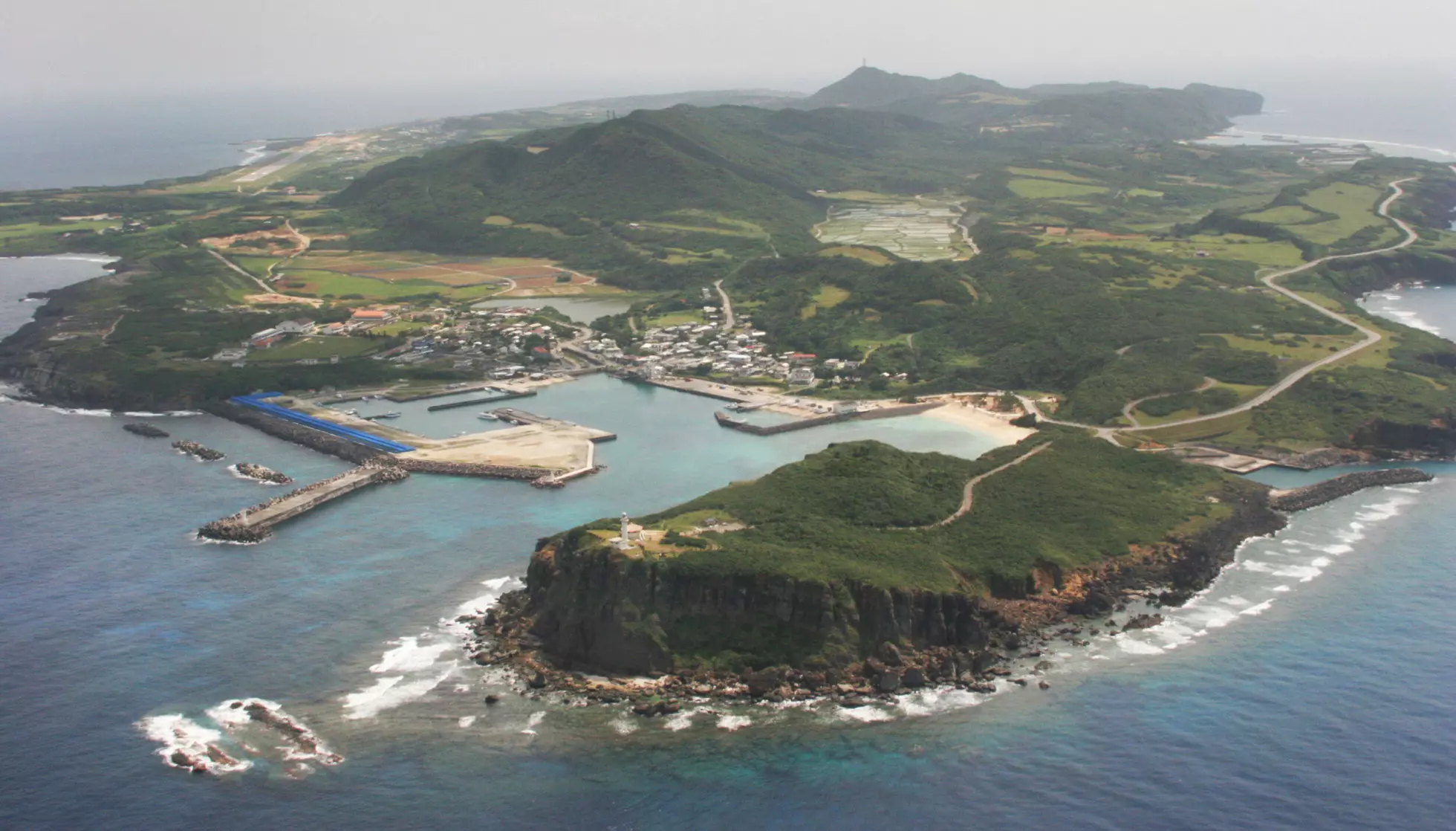 MODERNE SAMFUNN: Et flyfoto viser Yonaguni-øya i Okinawa-prefekturet, tatt i mars 2007. Foto: Kyodo/NTB
