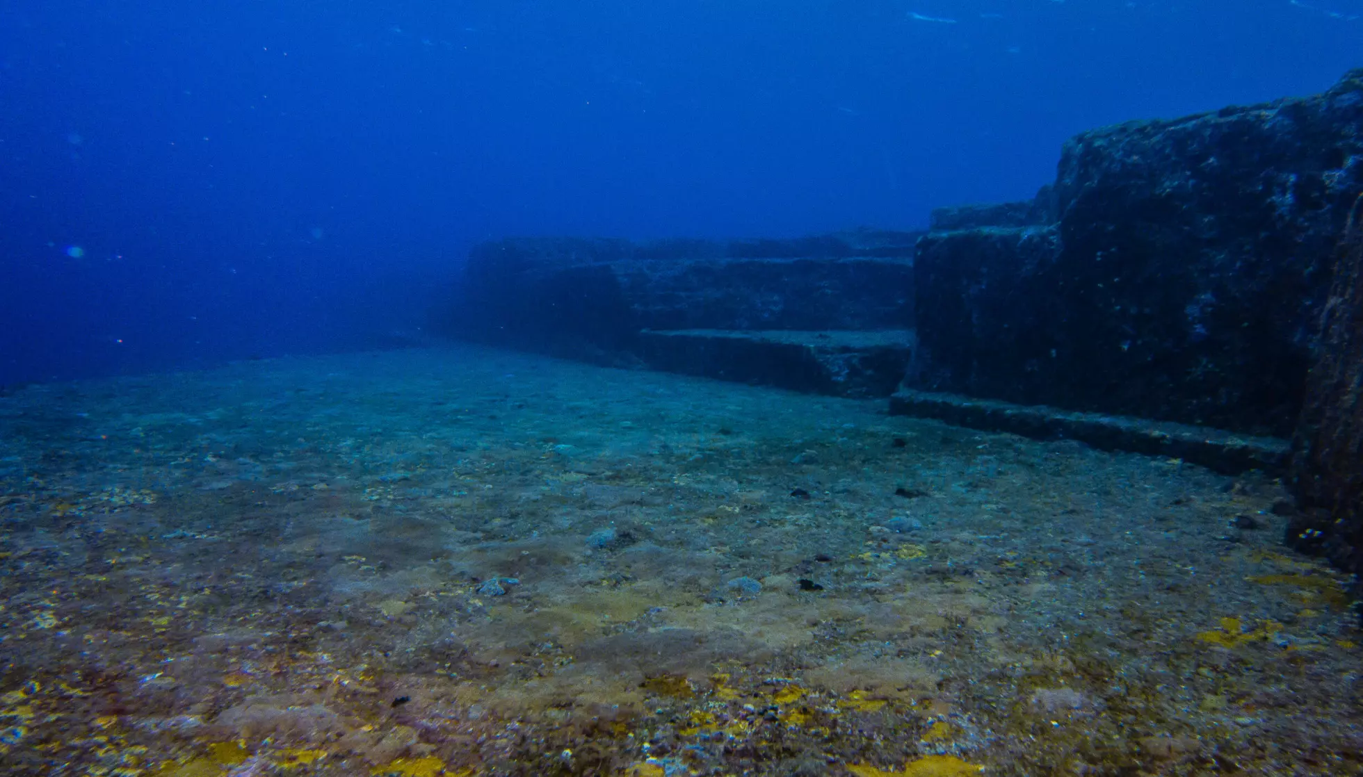 «HOVEDTERRASSEN»: Et enormt trinnformet platå danner hjertet av Yonaguni-monumentet, 25 meter under havflaten. Foto: Vincent Lou/Wikimedia/CC BY 2.O