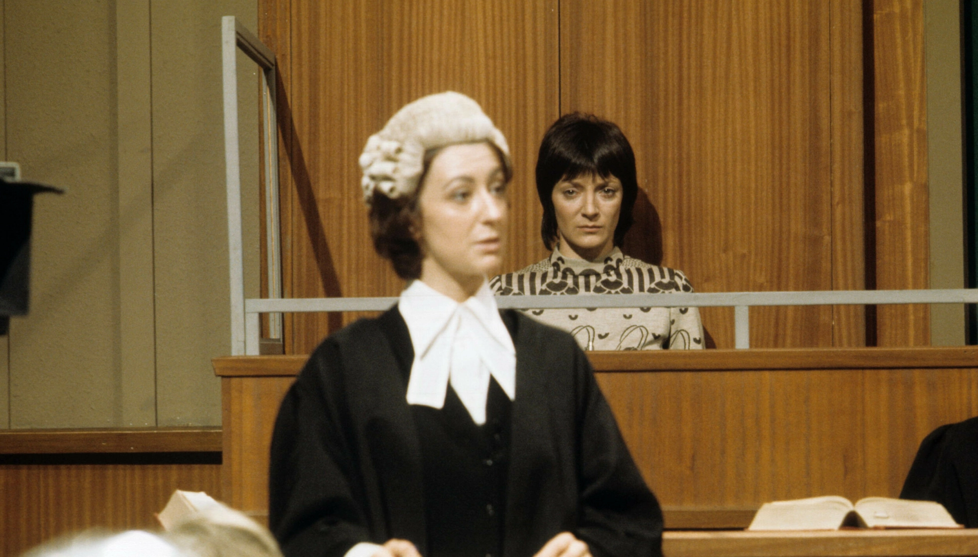 «CROWN COURT»: Jane spilte Juliet Tomlin i TV-serien «Crown Court». Serien gikk på TV fra 1972 til 1984. På bildet rses skuespiller Maureen Lipman som dommer Sarah Lewis. Foto: NTB