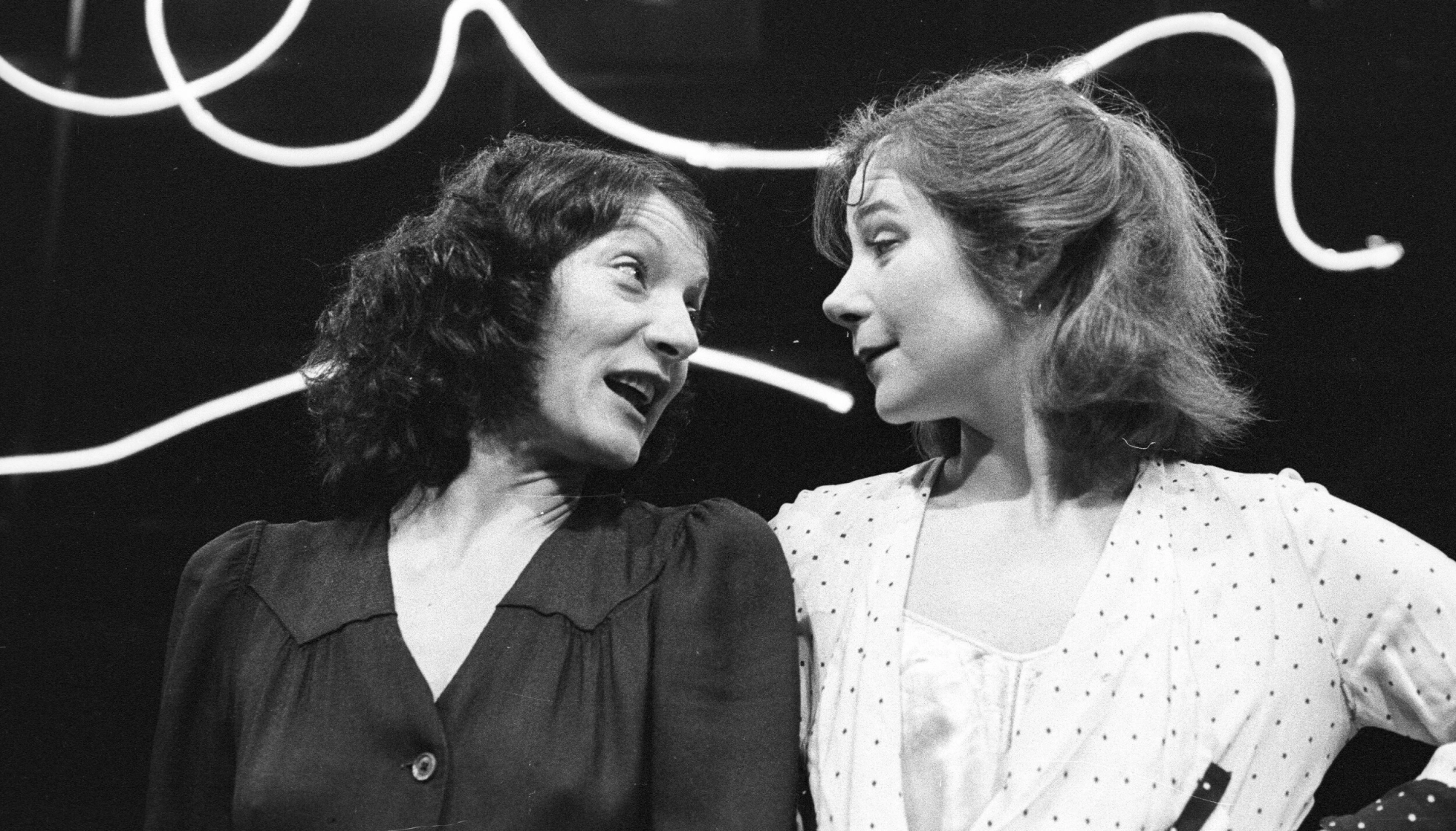 STJERNE: Jane Lapotaire ble godt kjent etter sin rolle som Edith Piaf ved The Royal Shakespeare Company. Her avbildet sammen med Zoe Wanamaker ( som spilte Toine ). Foto: NTB