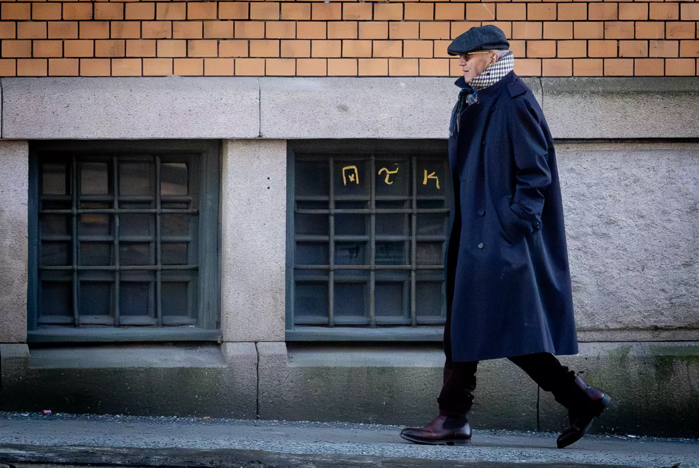 SIKTET FOR MEDVIRKNING: Terje Rød-Larsen ble nylig fotografert utenfor leiligheten sin i Oslo, der Økokrim har beslaglagt dokumenter. Rød-Larsen er siktet for medvirkning til grov korrupsjon, og hans kone Mona Juul er siktet for grov korrupsjon. Foto: Bjørn Langsem / Dagbladet