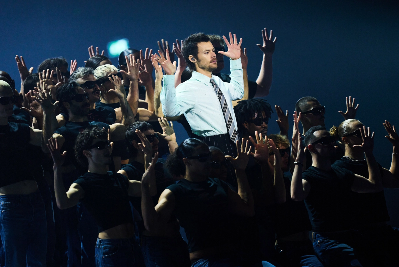 FØRSTE GANG: Harry Styles opptrer under Brit Awards 2026 i Manchester, England, lørdag 28. februar 2026 med sitt nye album. Foto: Scott A. Garfitt/Invision/AP