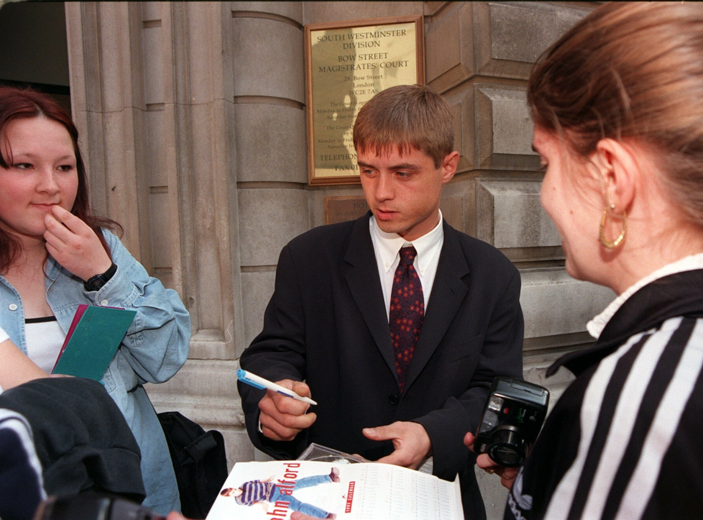 DEN GANG DA: John Alford signerer autografer for fans utenfor Bow Street Magistrates i 1998. Foto: NTB