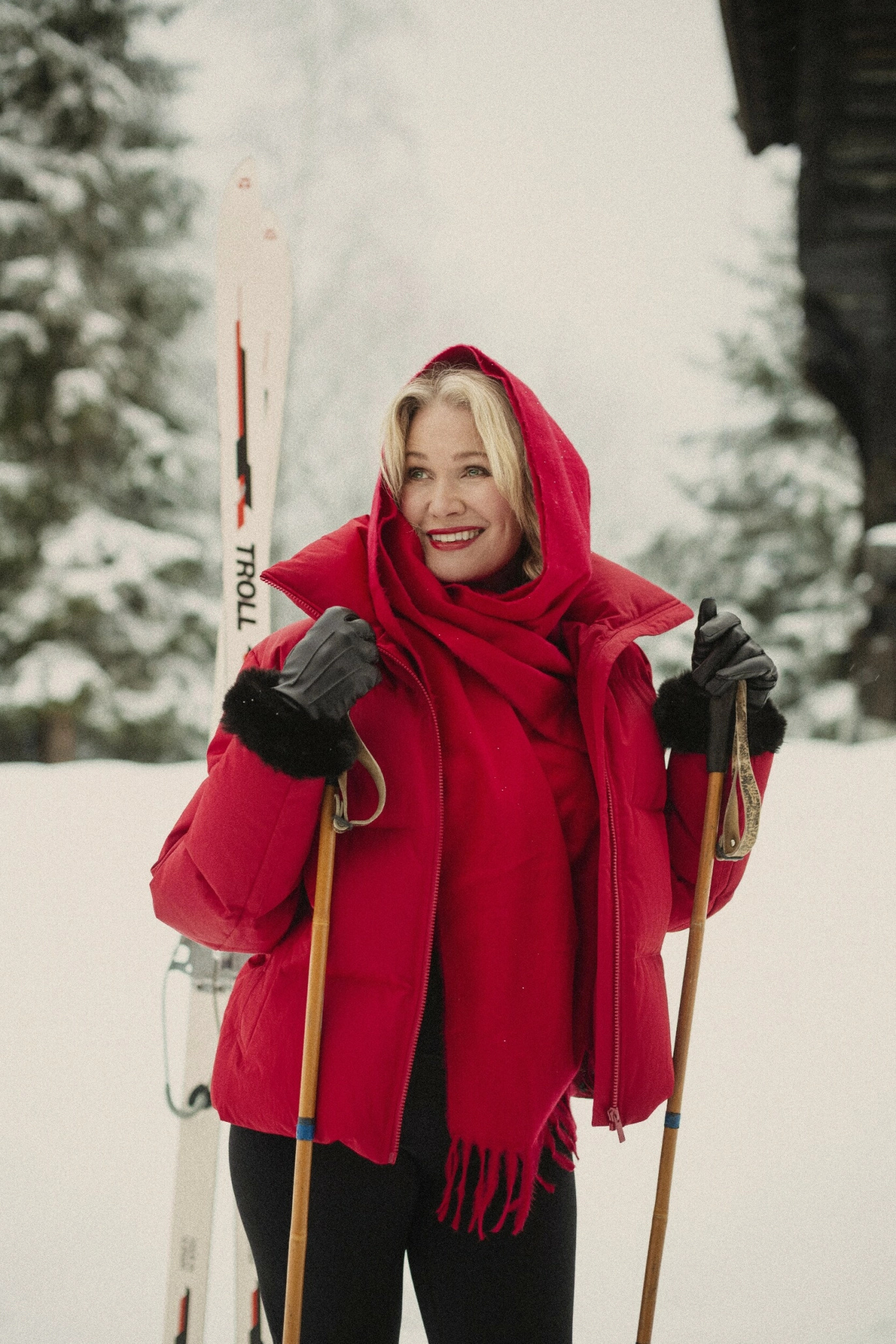 I barndommen hadde vi noen sagnomsuste
hytteturer med danske gjester! Jeg skulle
vise hvor tøffe og flinke vi nordmenn er på
ski, selvfølgelig, og slo meg helseløs! Det
tok noen år å få meg ut i løypene igjen, sier
Benedicte, som håper det i år kanskje blir
litt slalåm på Tryvann. FOTO: Astrid Waller