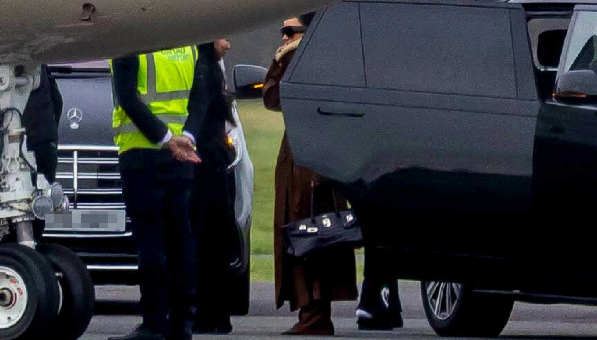 FANGET PÅ KAMERA: Kim Kardashian ble fotografert på flyplassen i Oxford, på vei til et tilsynelatende romantisk helgeopphold med Lewis Hamilton. Foto: Click News/ SplashNews/ NTB