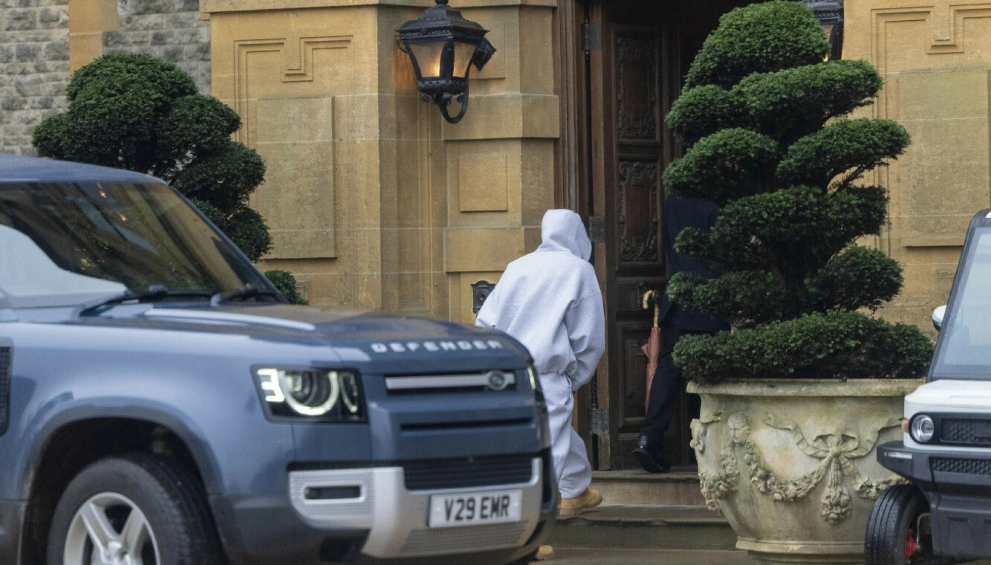 PÅ VEI INN: Lewis Hamilton fotografert på vei inn på Estelle Manor i Oxfordshire - hvor Kim Kardashian skal ha vært tilstede. Foto: Click News/ SplashNews/ NTB