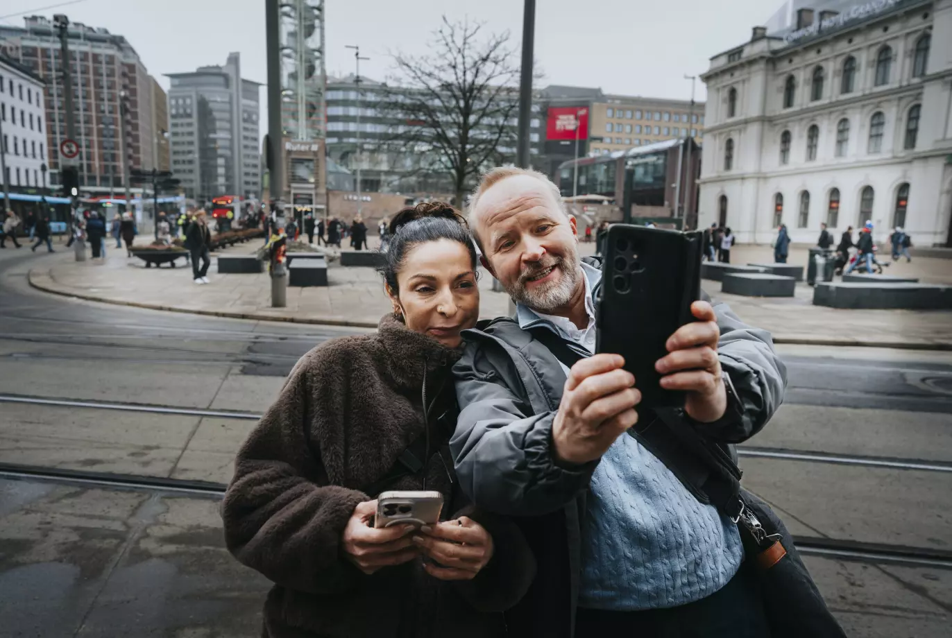 SELFIETID: Lisa Tønne møter en beundrer midt i Oslo-trafikken. - Herregud, så bra du er. Min kone elsker deg, kan vi ta en selfie? spør Jan Lund Janson fra Bergen. Foto: John T. Pedersen / Dagbladet